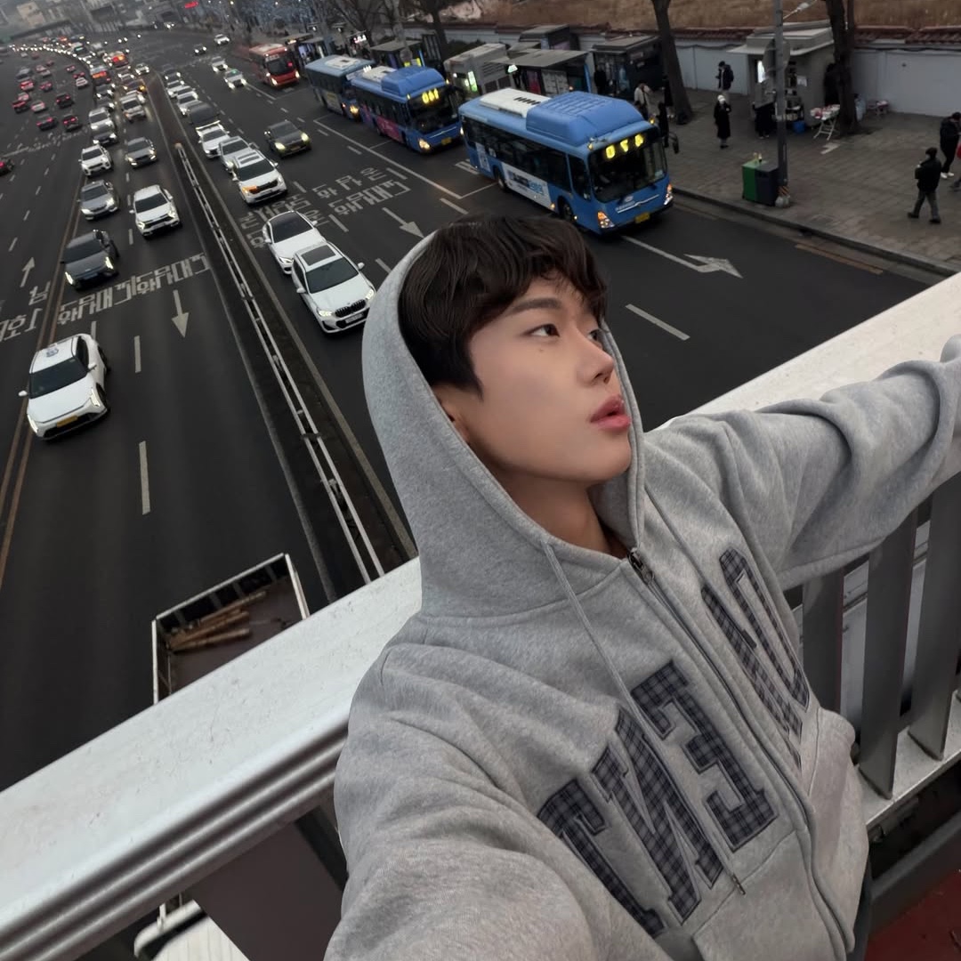 SLOW RECORD HOUSE Moment Zip-Up Hoodie Check 착용 스타일 - 4