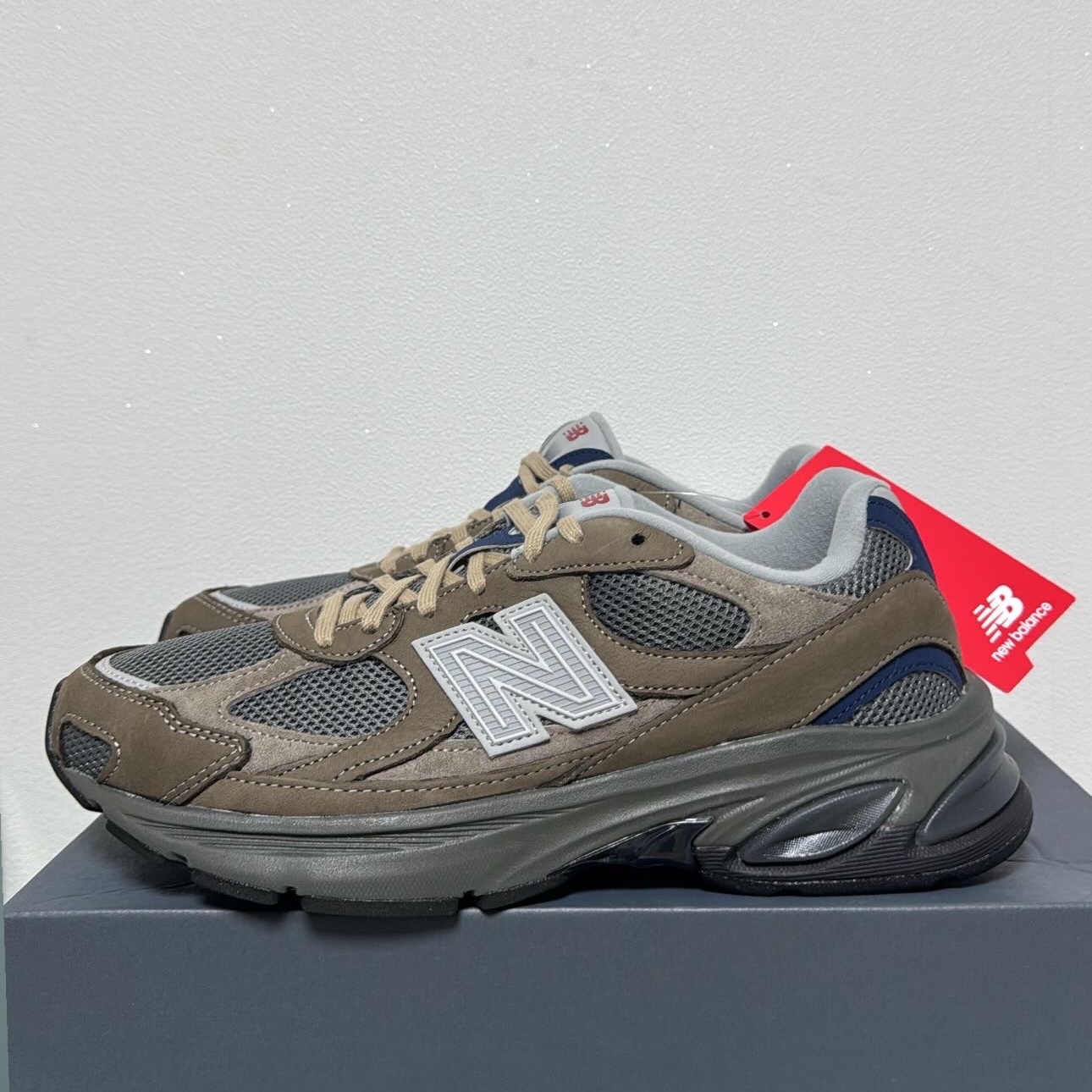 New Balance x Khakis 2010 Abzorb Shadow Brown 착용 스타일