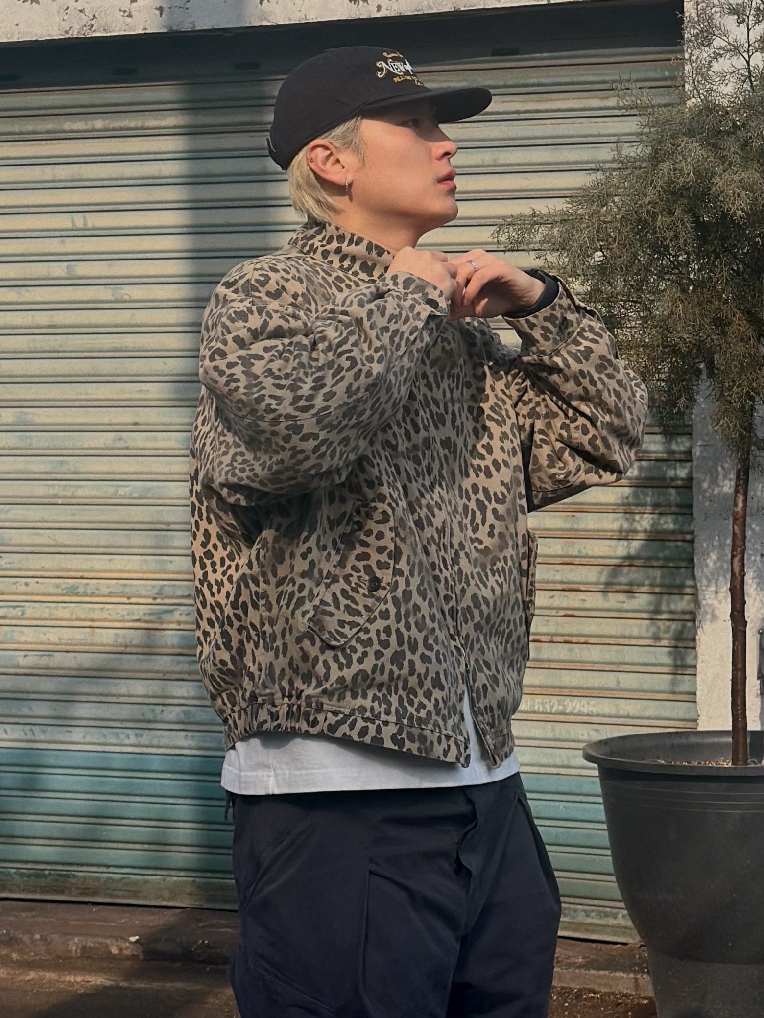 QT8 GARMENTS Washed Leopard Harrington Jacket Beige 착용 스타일 - 1