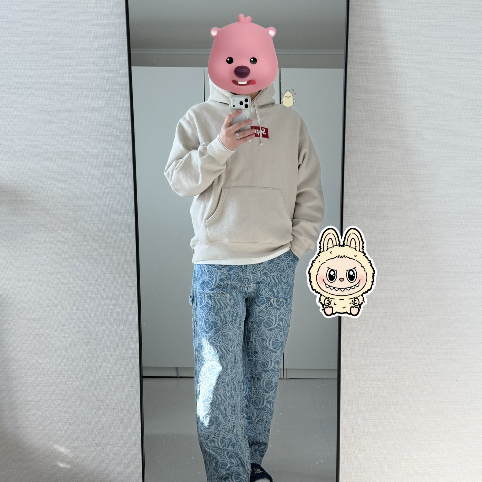Supreme Box Logo Hooded Sweatshirt Stone - 24FW, Supreme Script Jacquard Double Knee Denim Painter Pants Washed Blue - 22FW 착용 스타일 - 1