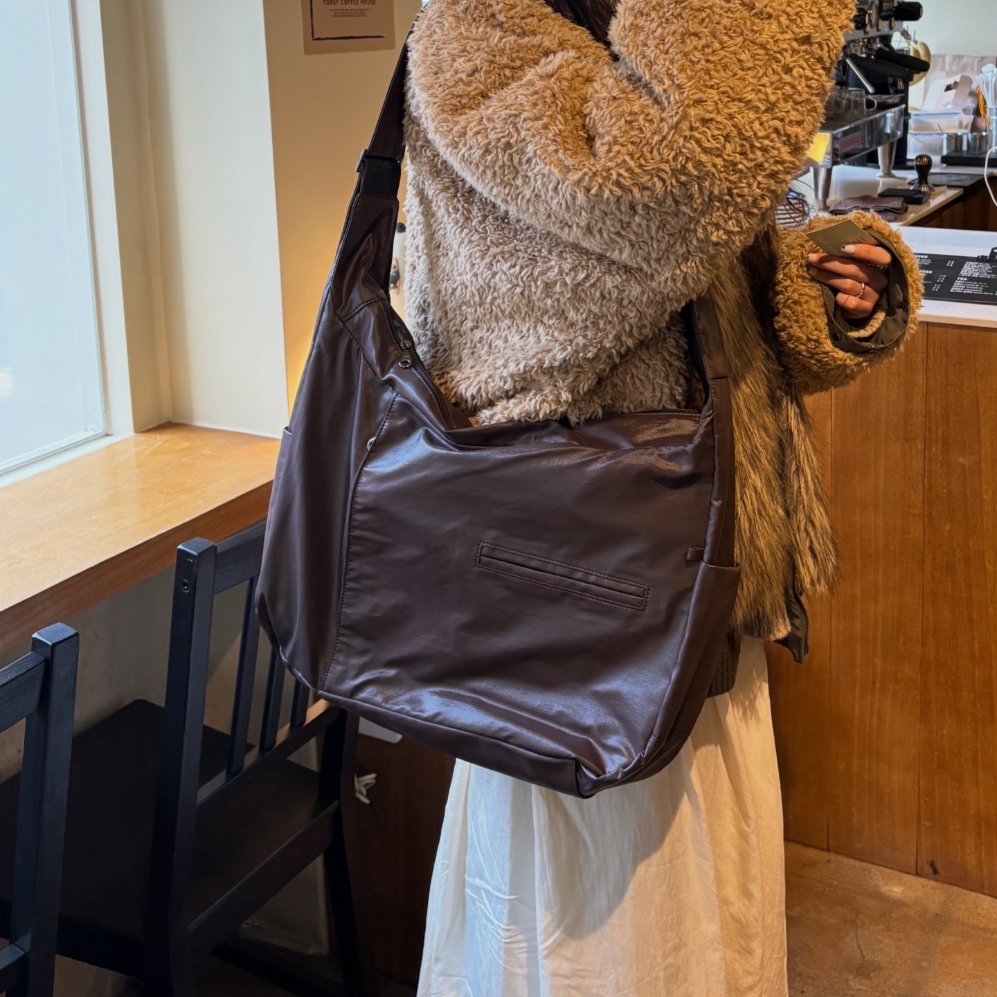 ACOC Glossy Panel Cross Bag Brown 착용 스타일 - 2