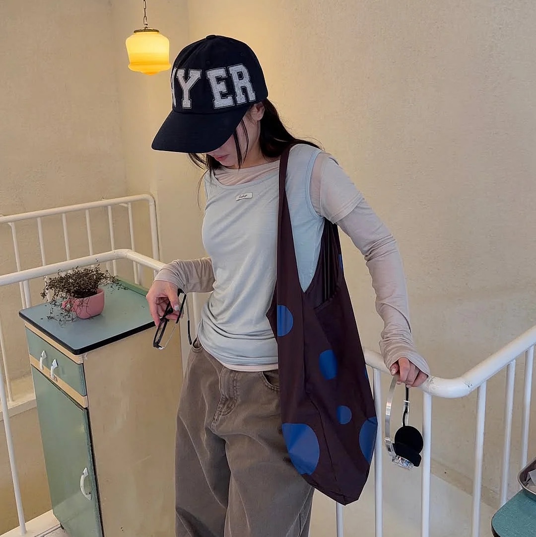 ACOC Dot Bubble Bag Brown 착용 스타일 - 1