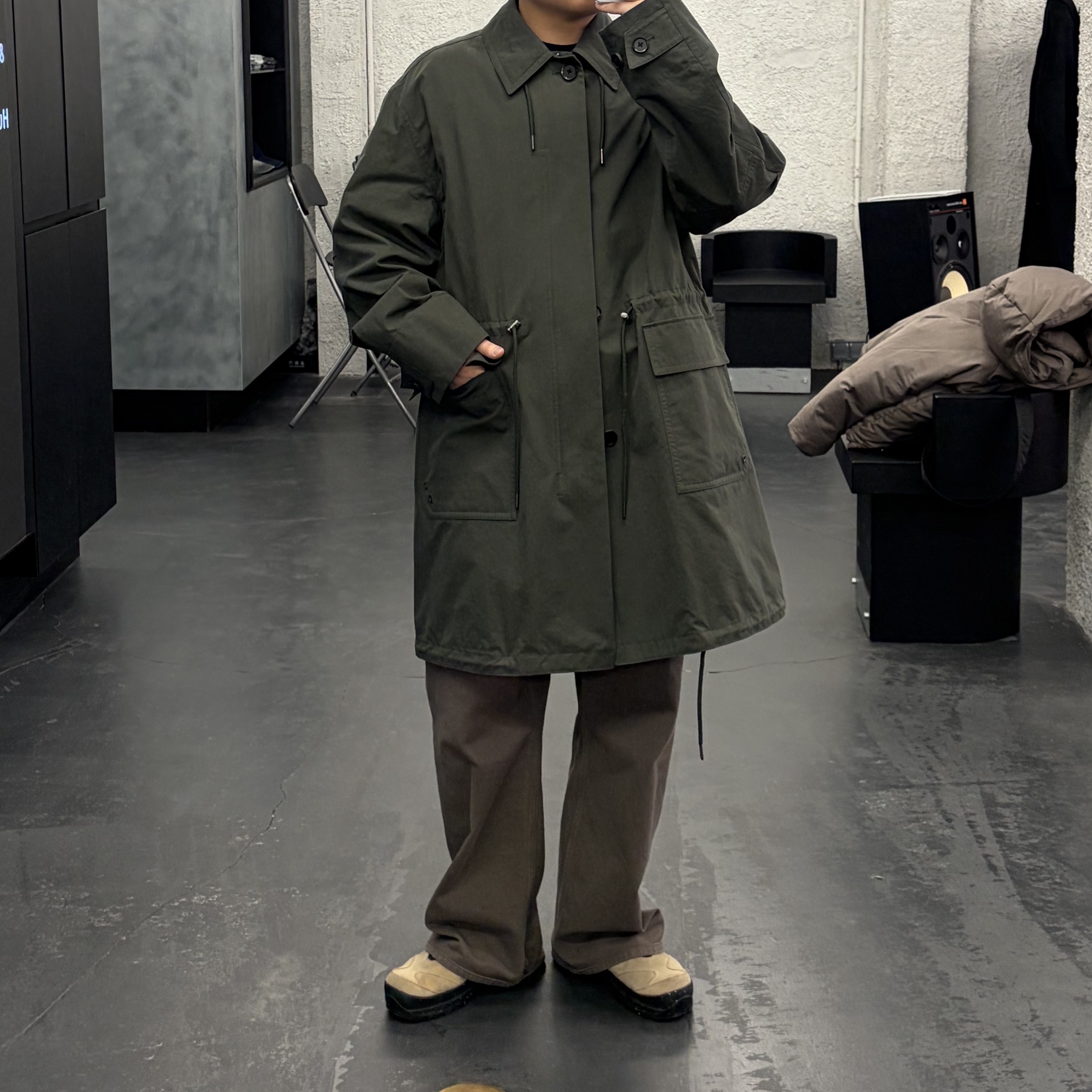 Customellow Zipup Fishtail Jacket Dark Gray 착용 스타일 - 2