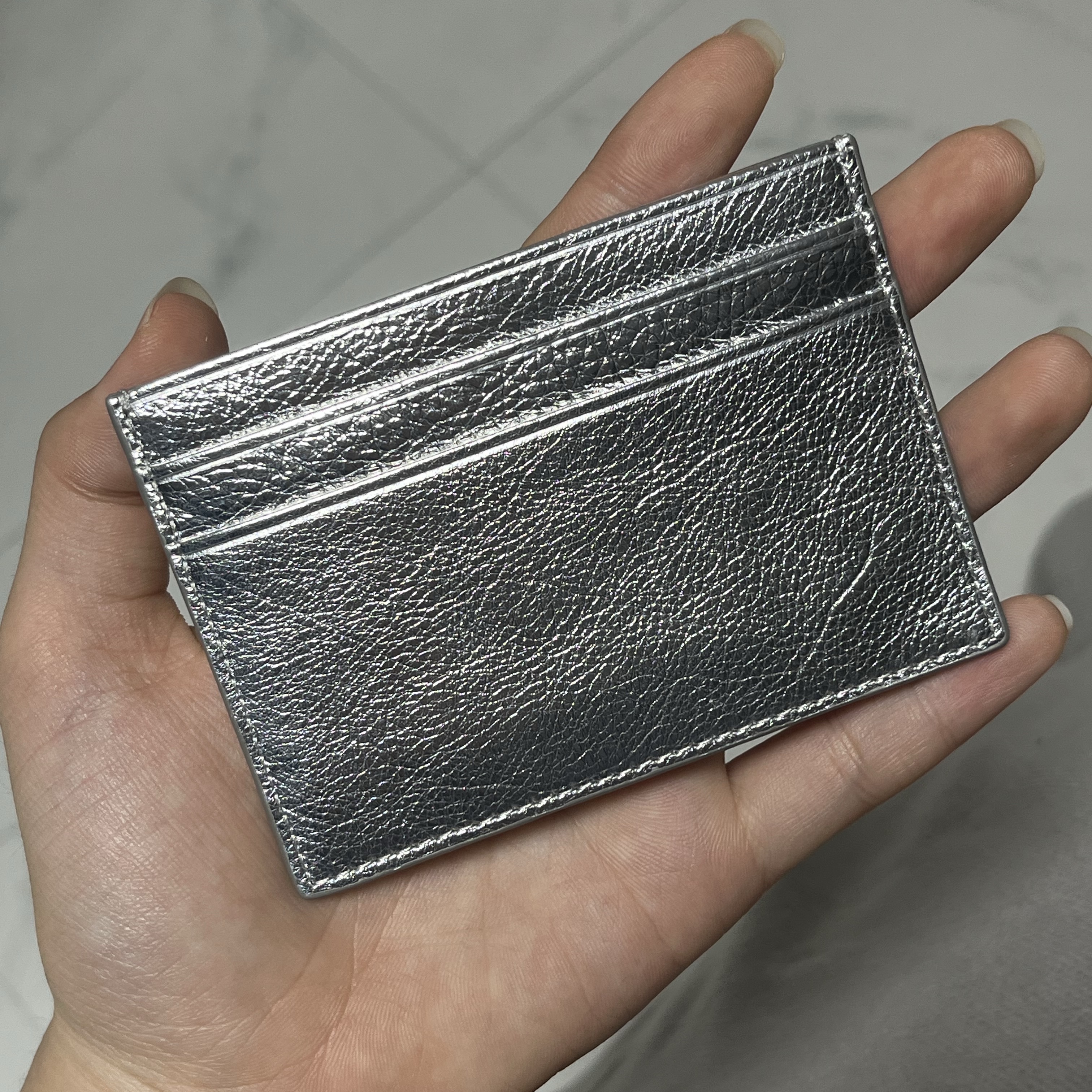 Matin Kim Vintage Card Wallet Silver 착용 스타일 - 4