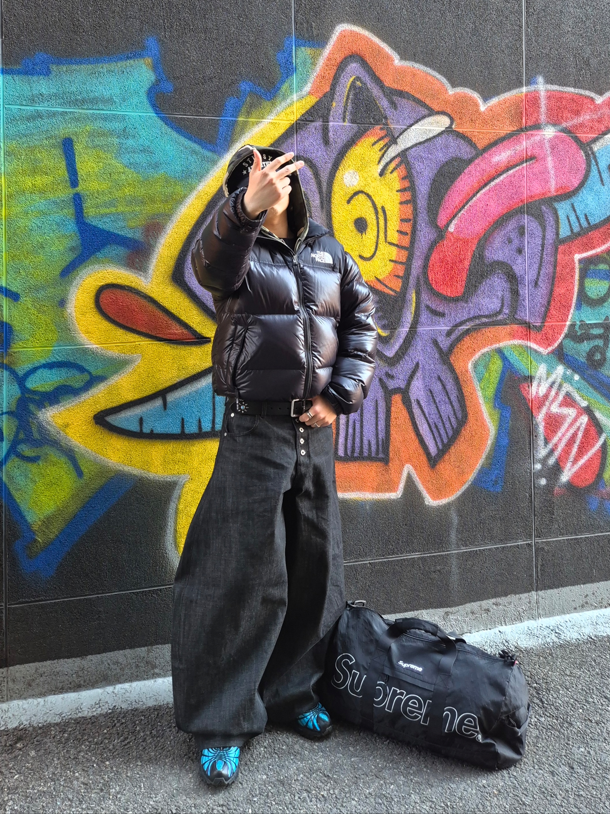Supreme Duffle Bag Black - 18FW, Nike x Skepta Air Max Tailwind 5 Chrome Blue 착용 스타일 - 4