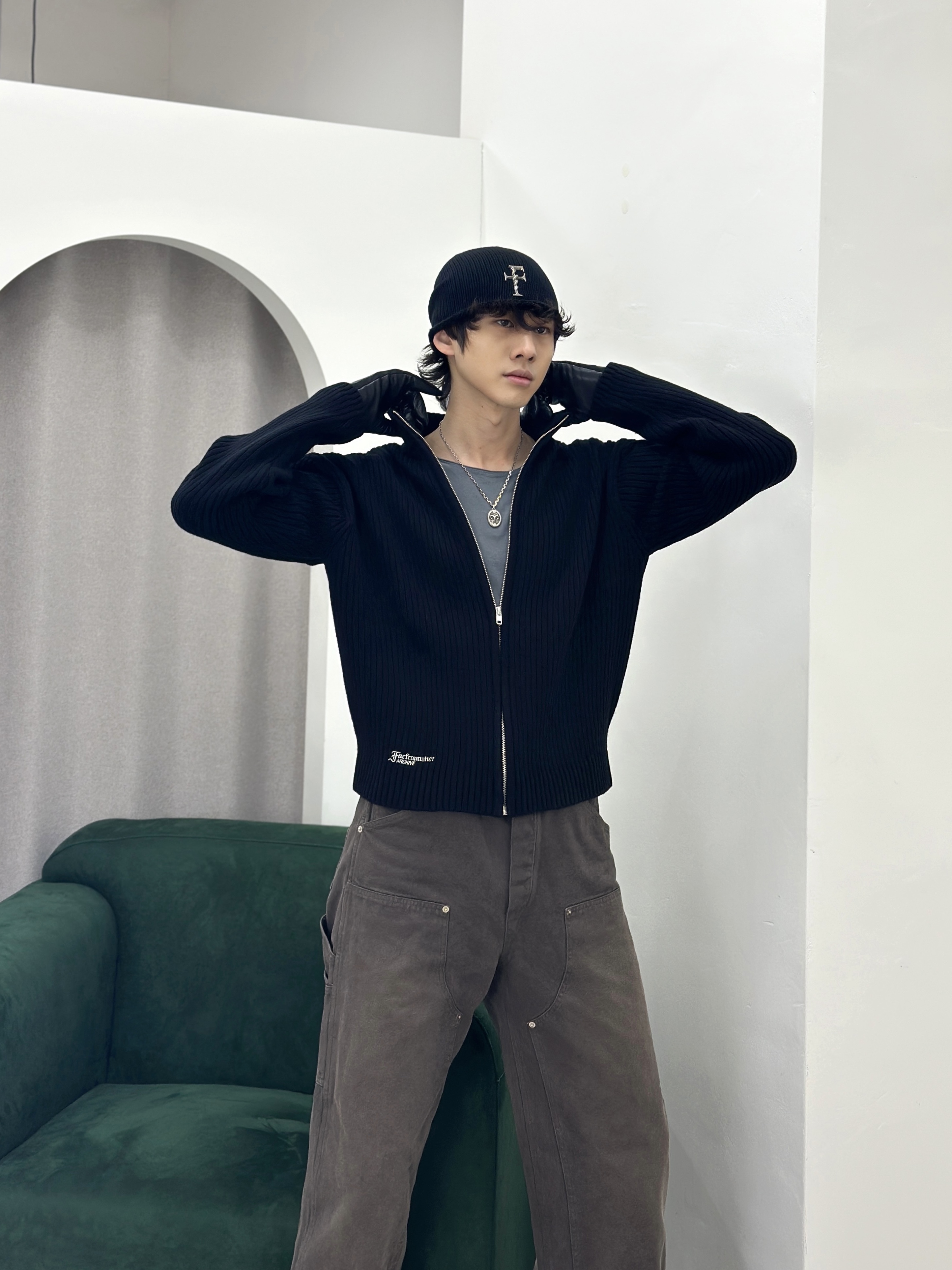 Farfromwhat Far High Neck Rib Knit Zip-Up_Black, Farfromwhat Far Aged Brown Carpenter Pants 착용 스타일 - 1
