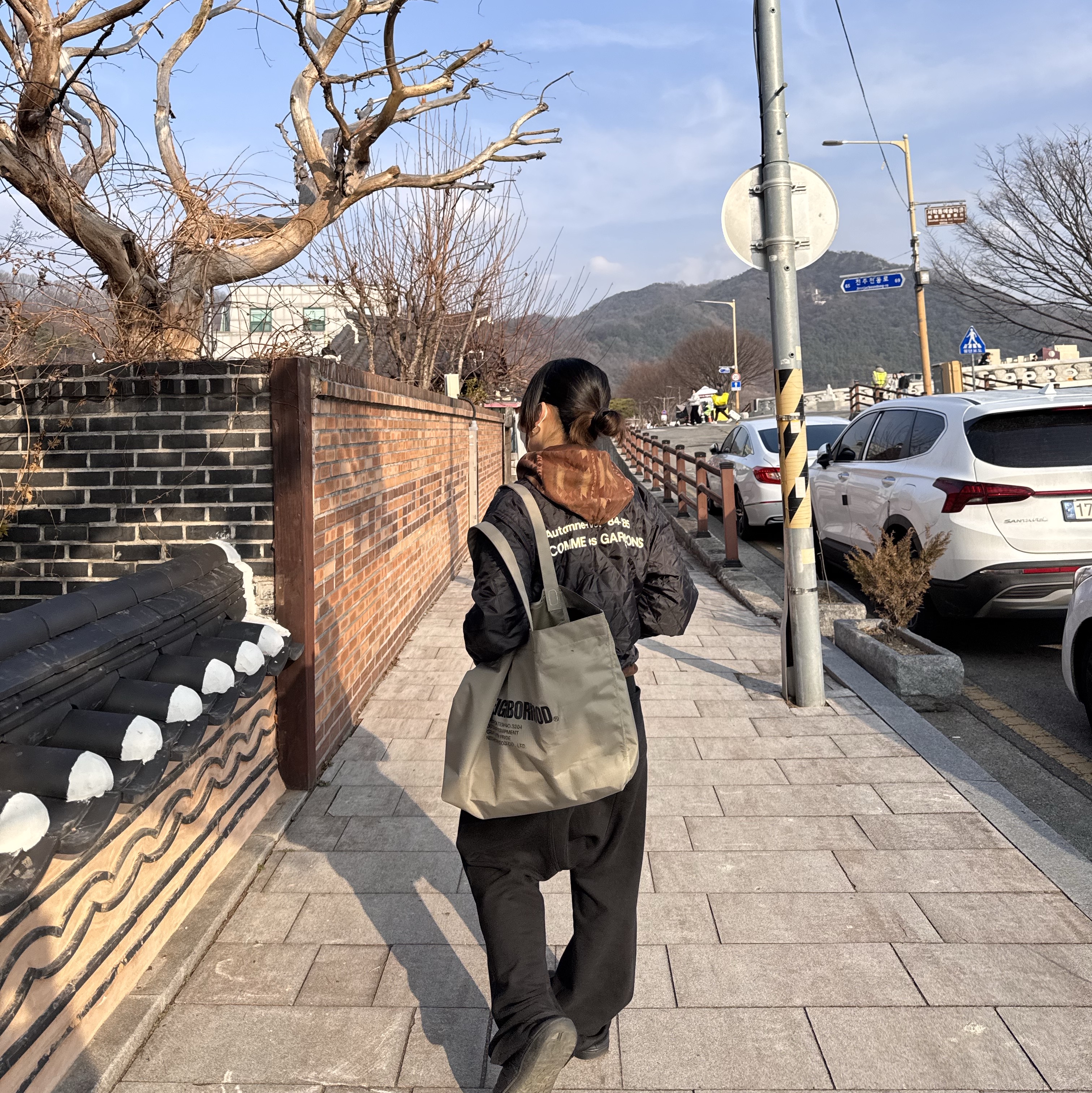 CDG Quilted '84-85 Staff Blouson Black, Helinox x Neighborhood Tote M Olive Drab 착용 스타일 - 1