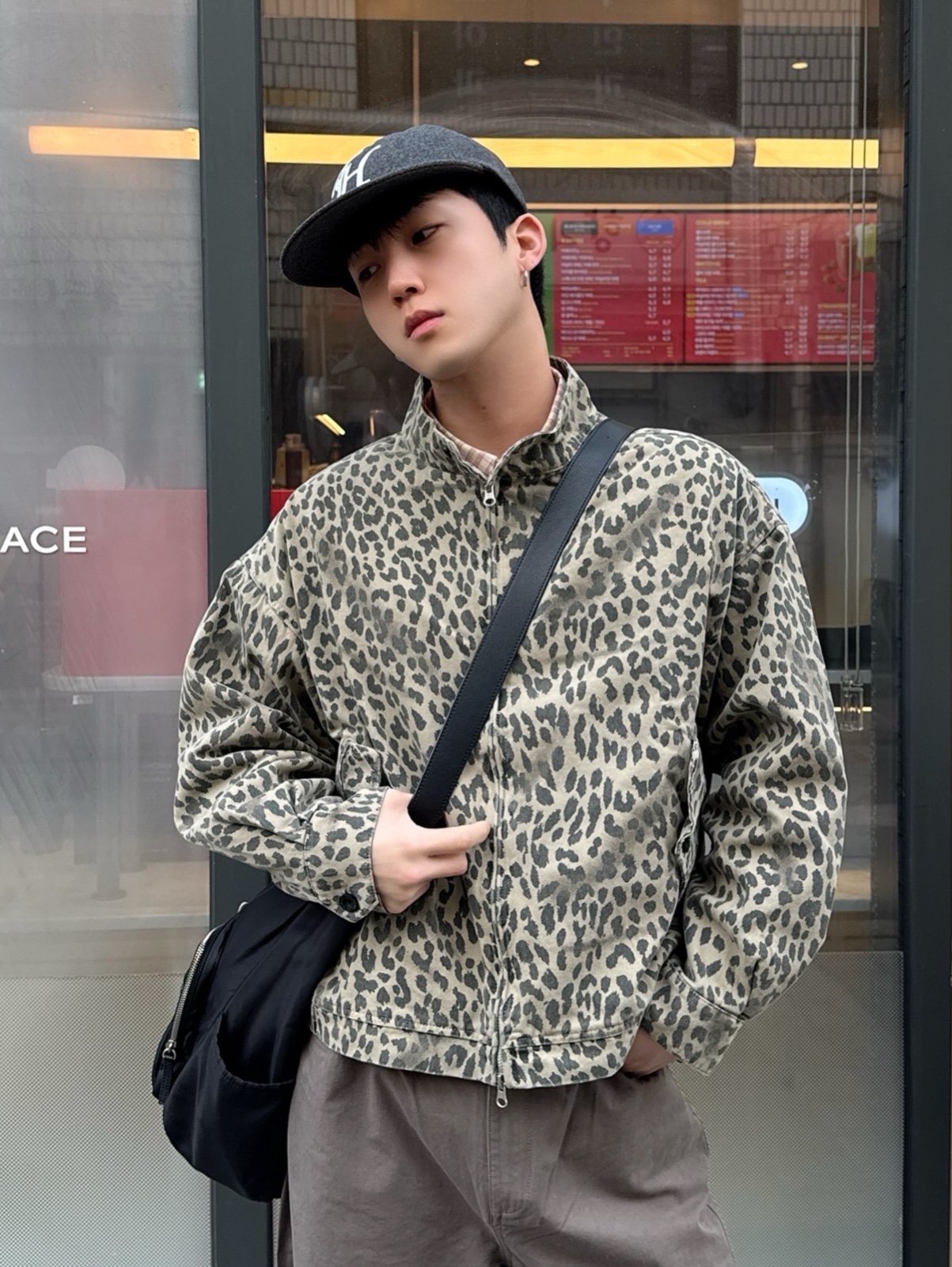QT8 GARMENTS Washed Leopard Harrington Jacket Beige 착용 스타일 - 2