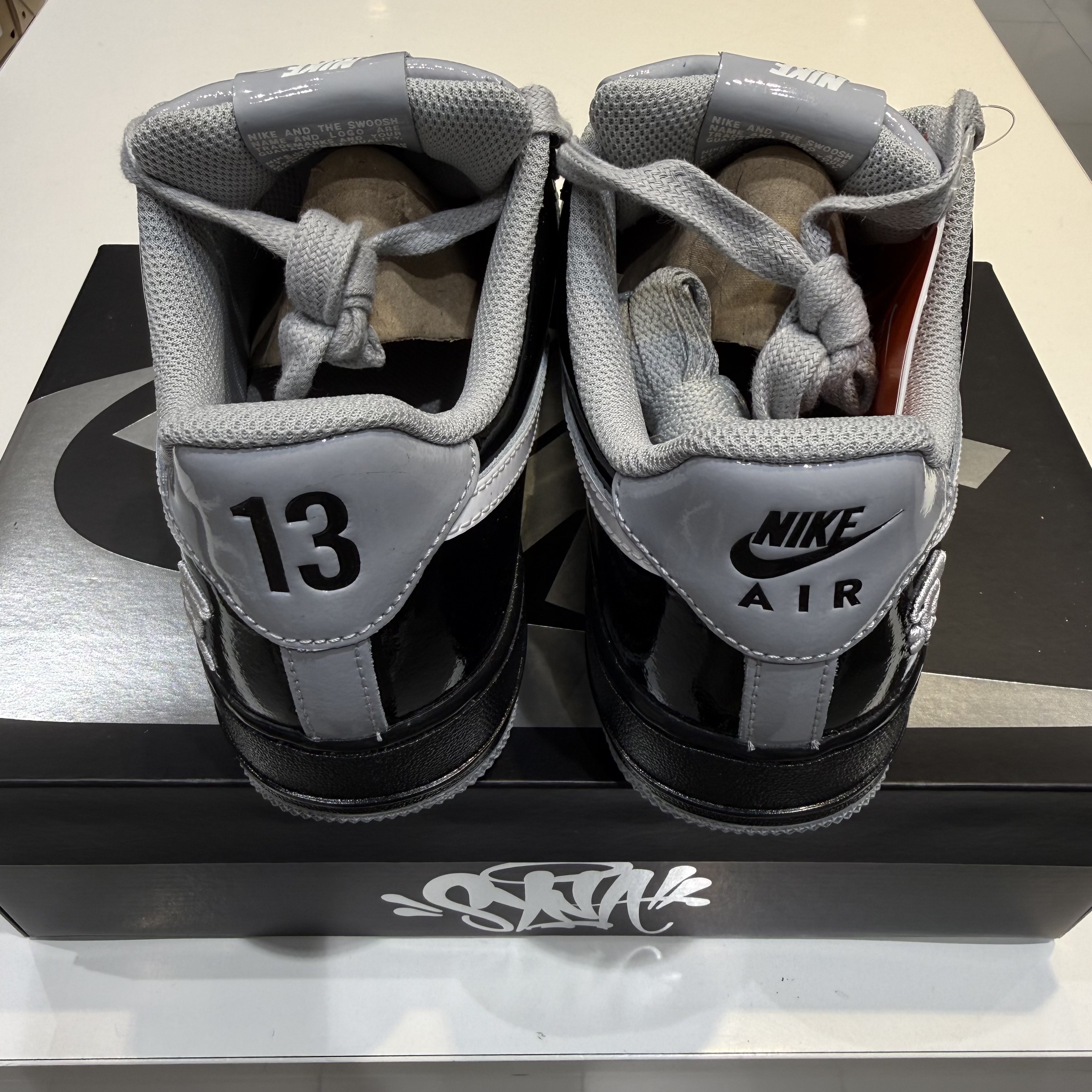 Nike x Syna Air Force 1 '07 Black and Light Smoke Grey 착용 스타일 - 4