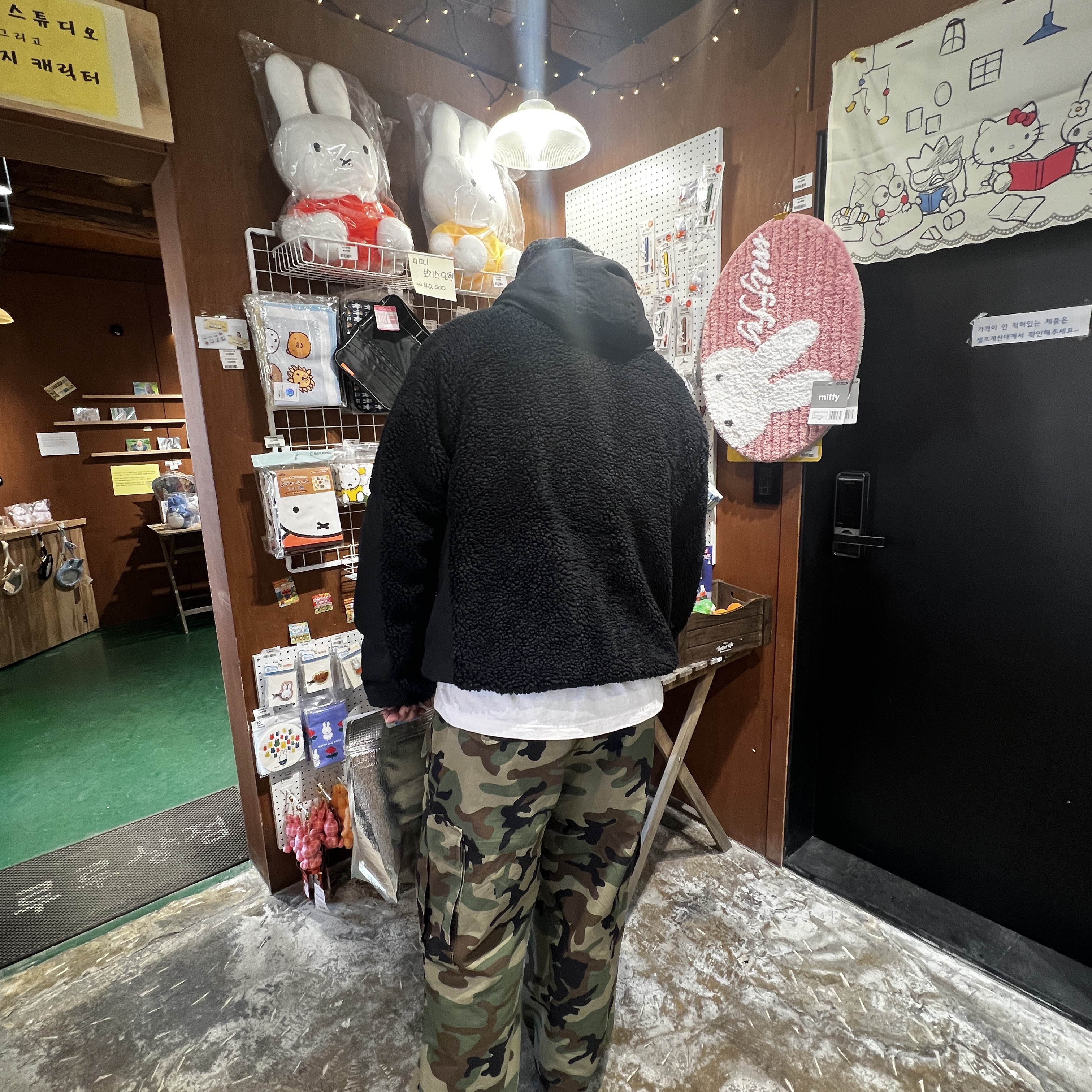 Stussy Cargo Pants Woodland Camo, Stussy Sherpa Paneled Hooded Jacket Black 착용 스타일
