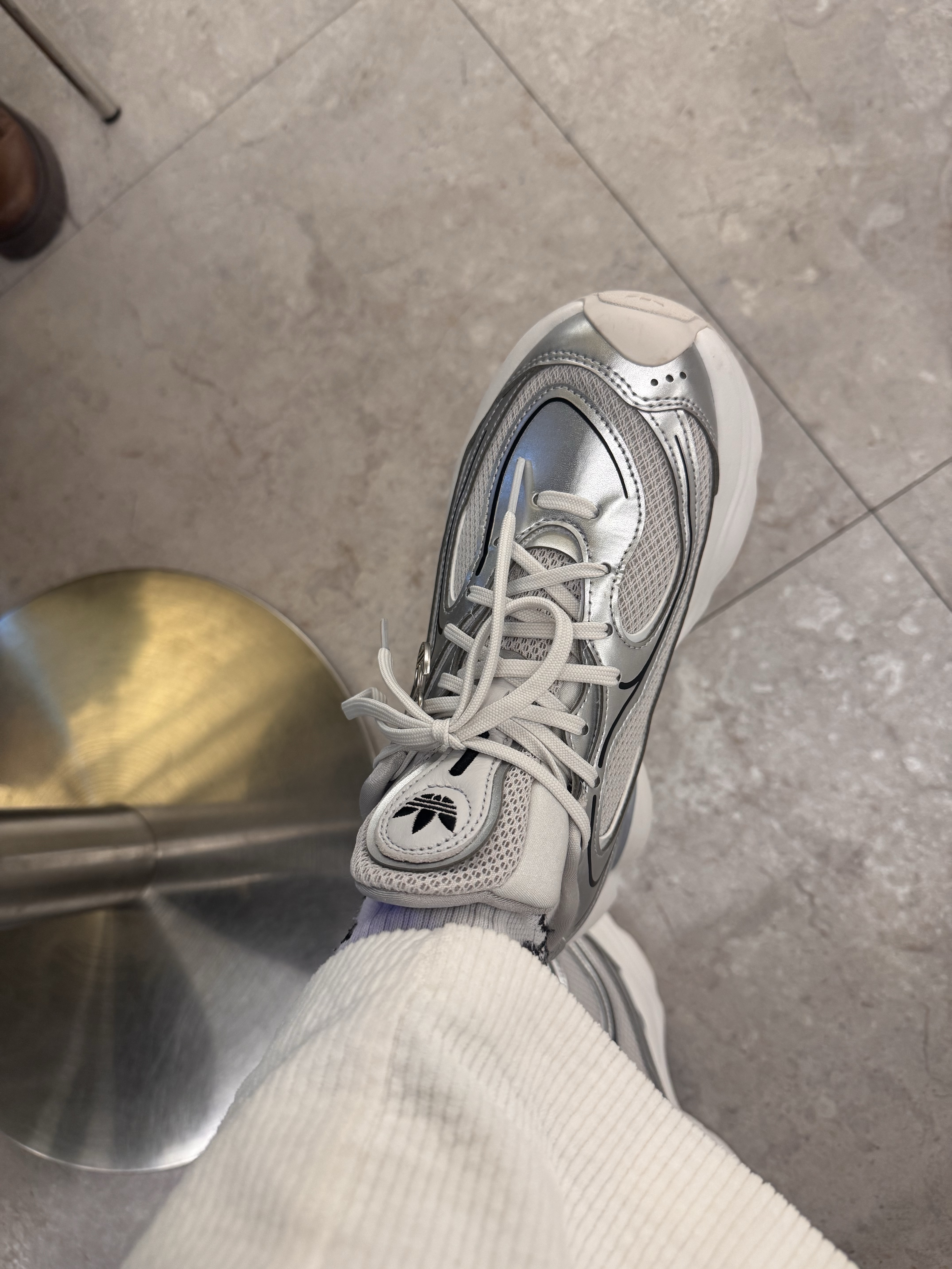 (W) Adidas Ozvenuz Silver Metallic Grey One 착용 스타일 - 1