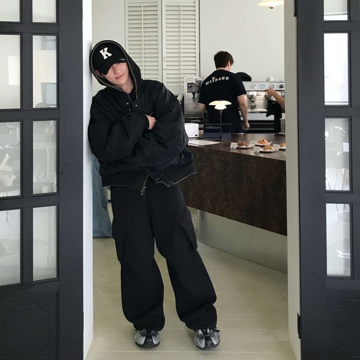 Kamien x KOIN SEOUL K Logo Ball Cap Black, MJD x Koin Seoul Wide Cargo Sweat Pants Black 착용 스타일