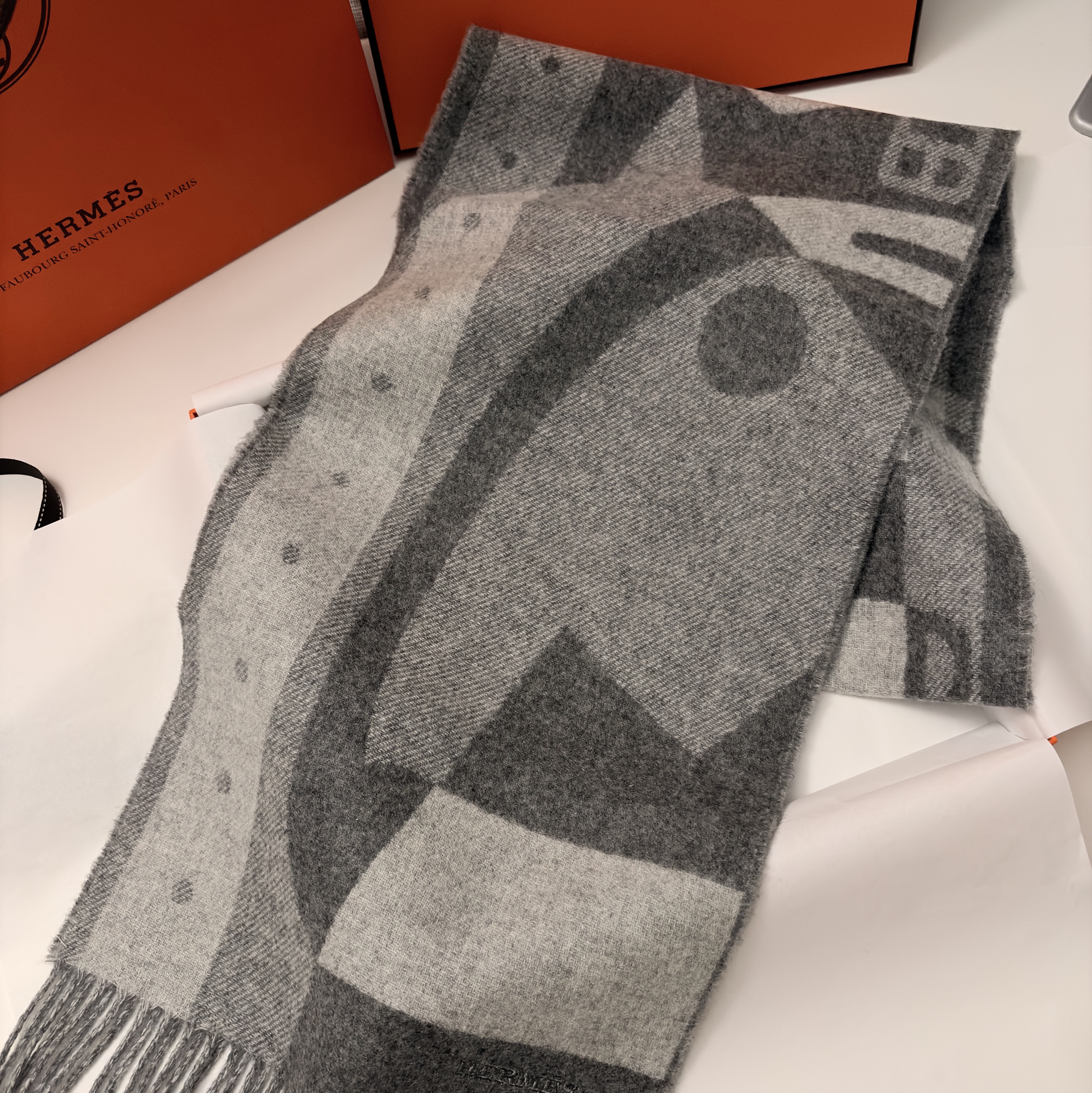 Hermes Ready Steady Go Muffler Cashmere & Gris Elephant Gris Clair Chine 착용 스타일 - 2