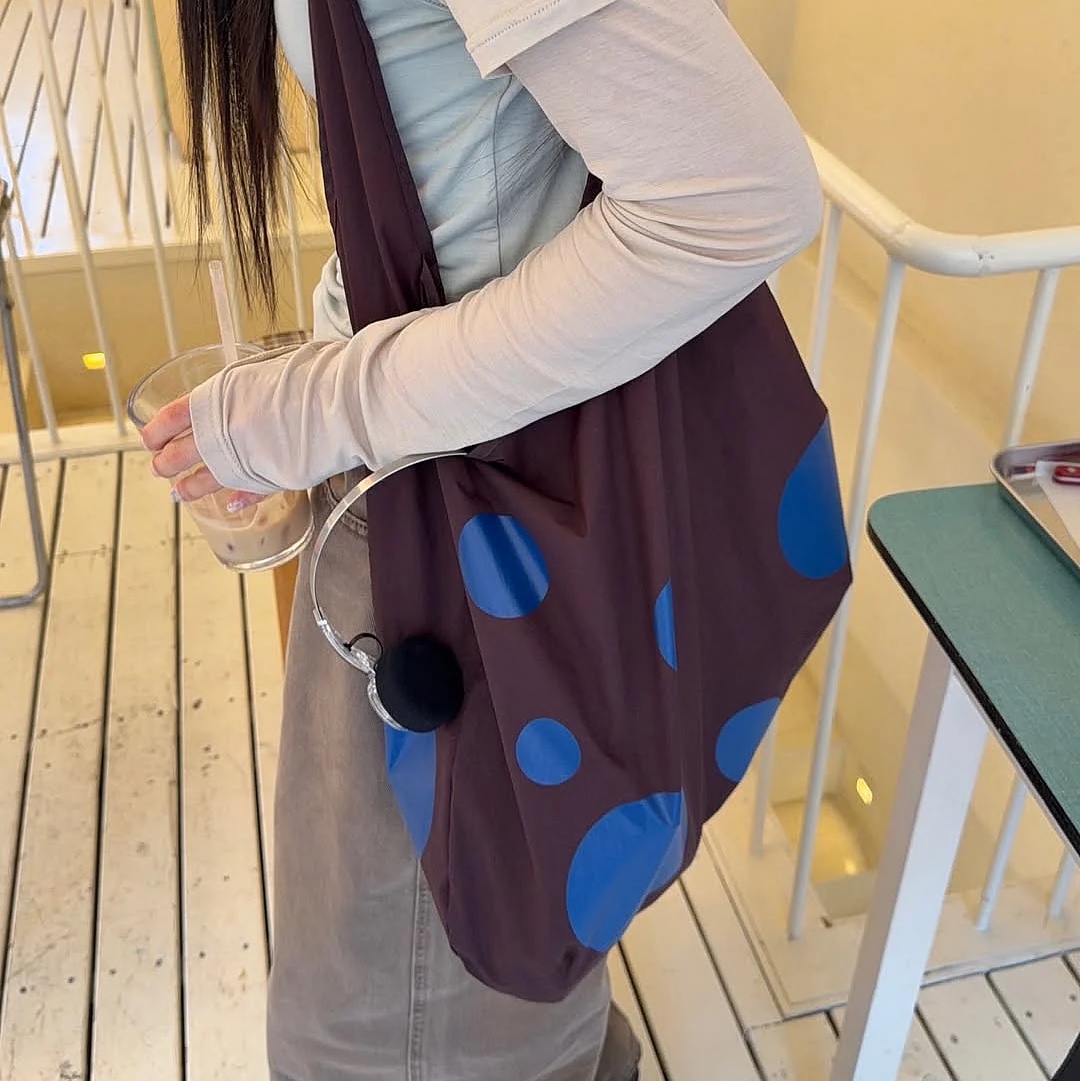 ACOC Dot Bubble Bag Brown 착용 스타일 - 2