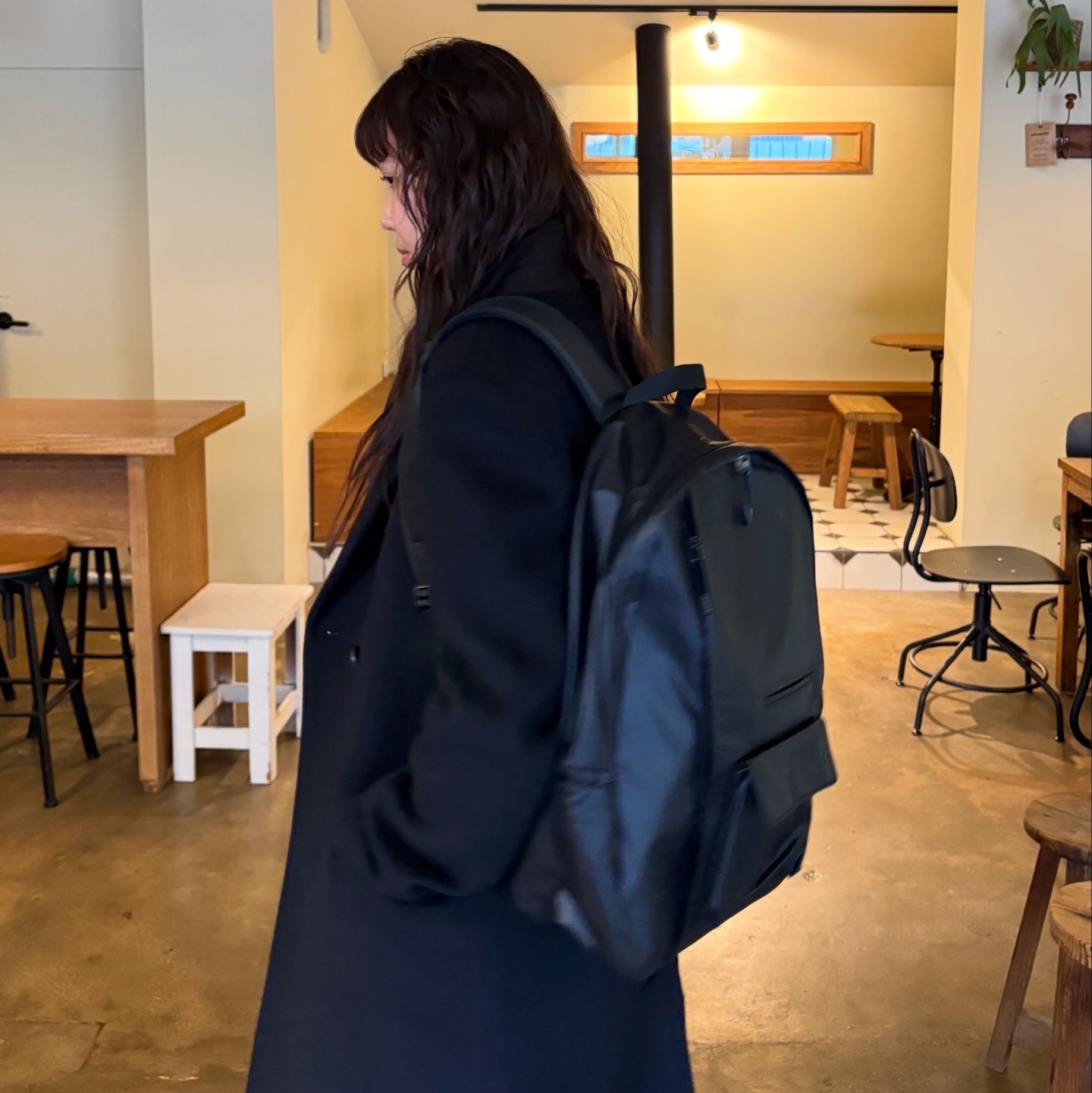 ACOC Glossy Pocketer Backpack Black 착용 스타일 - 2