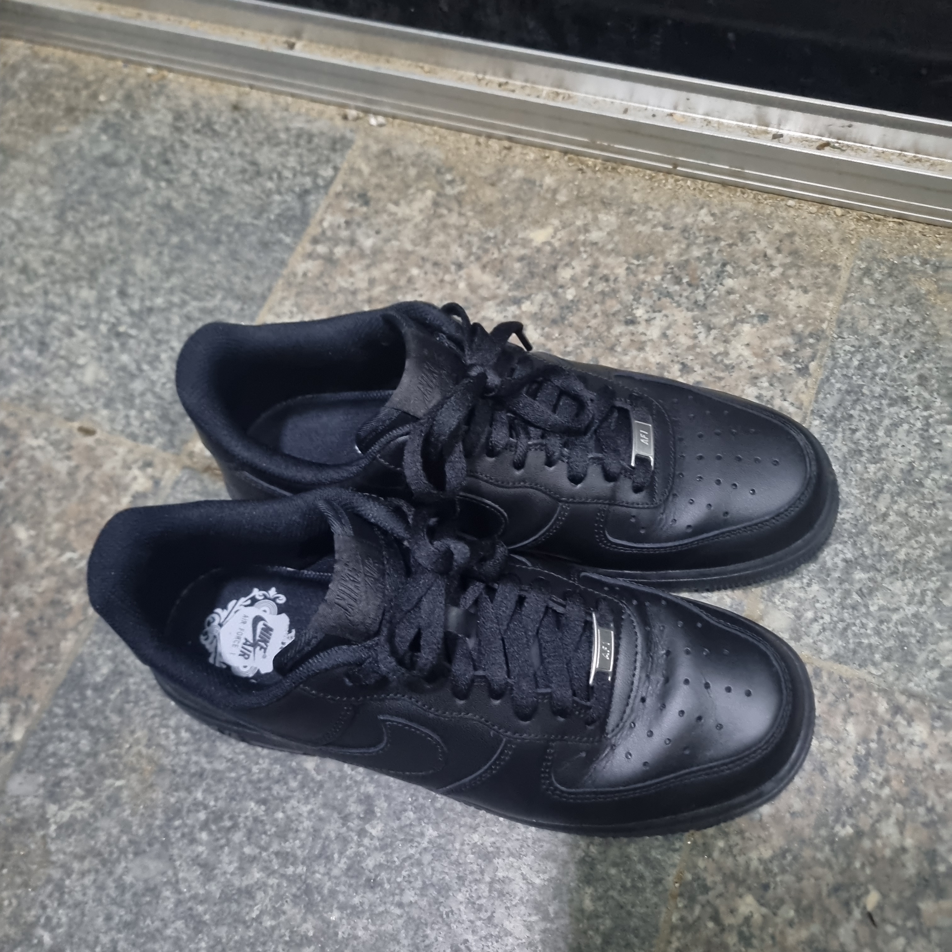 Nike Air Force 1 '07 Low Triple Black 착용 스타일