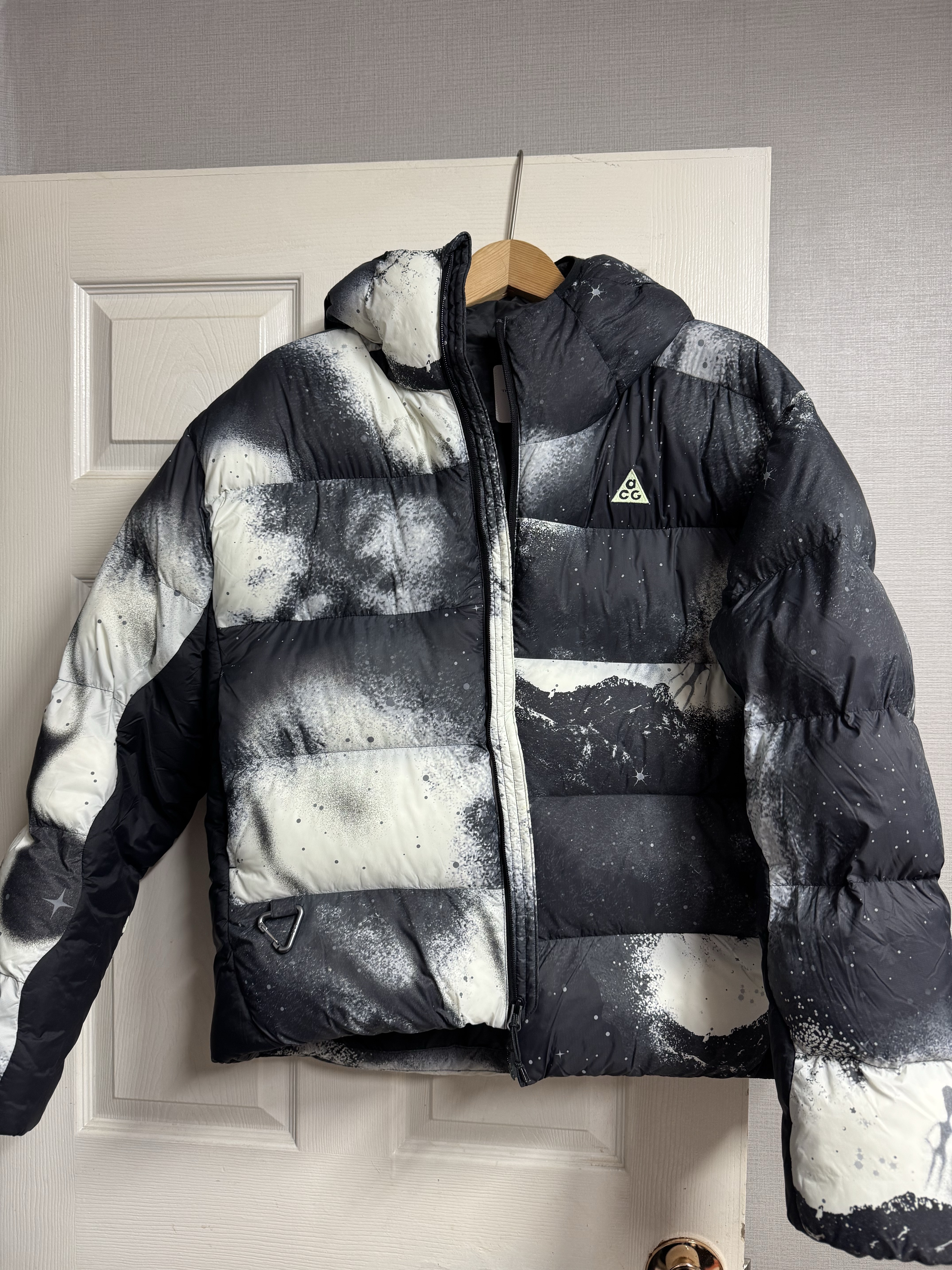 Nike ACG Lunar Lake PrimaLoft Therma-Fit ADV Loose Hooded Jacket Light Orewood Brown Anthracite - Asia, Nike ACG Lunar Lake Therma-Fit ADV Jacket Anthracite Black - Asia 착용 스타일 - 2