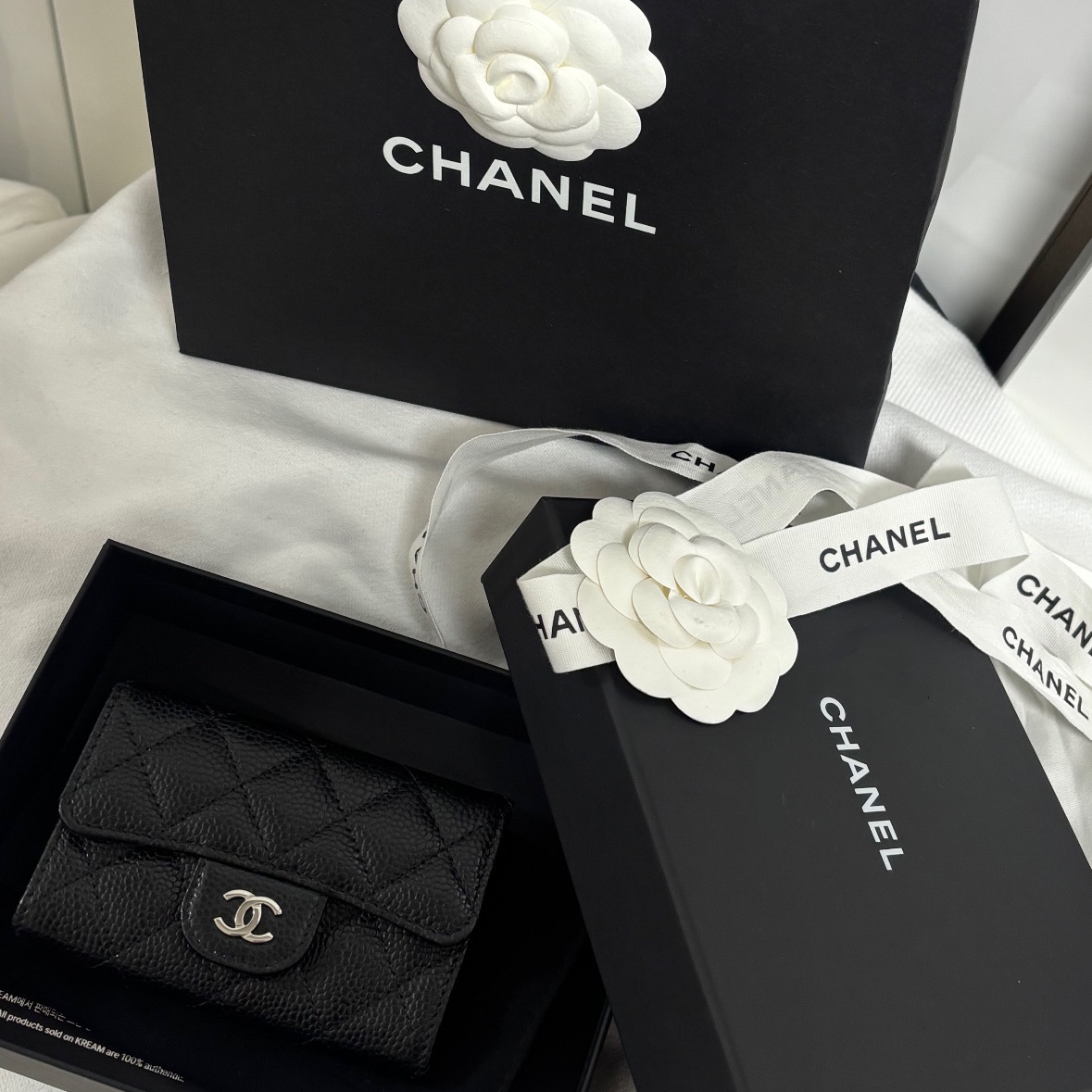 Chanel Classic Card Holder Grained Calfskin & Silver Black 착용 스타일