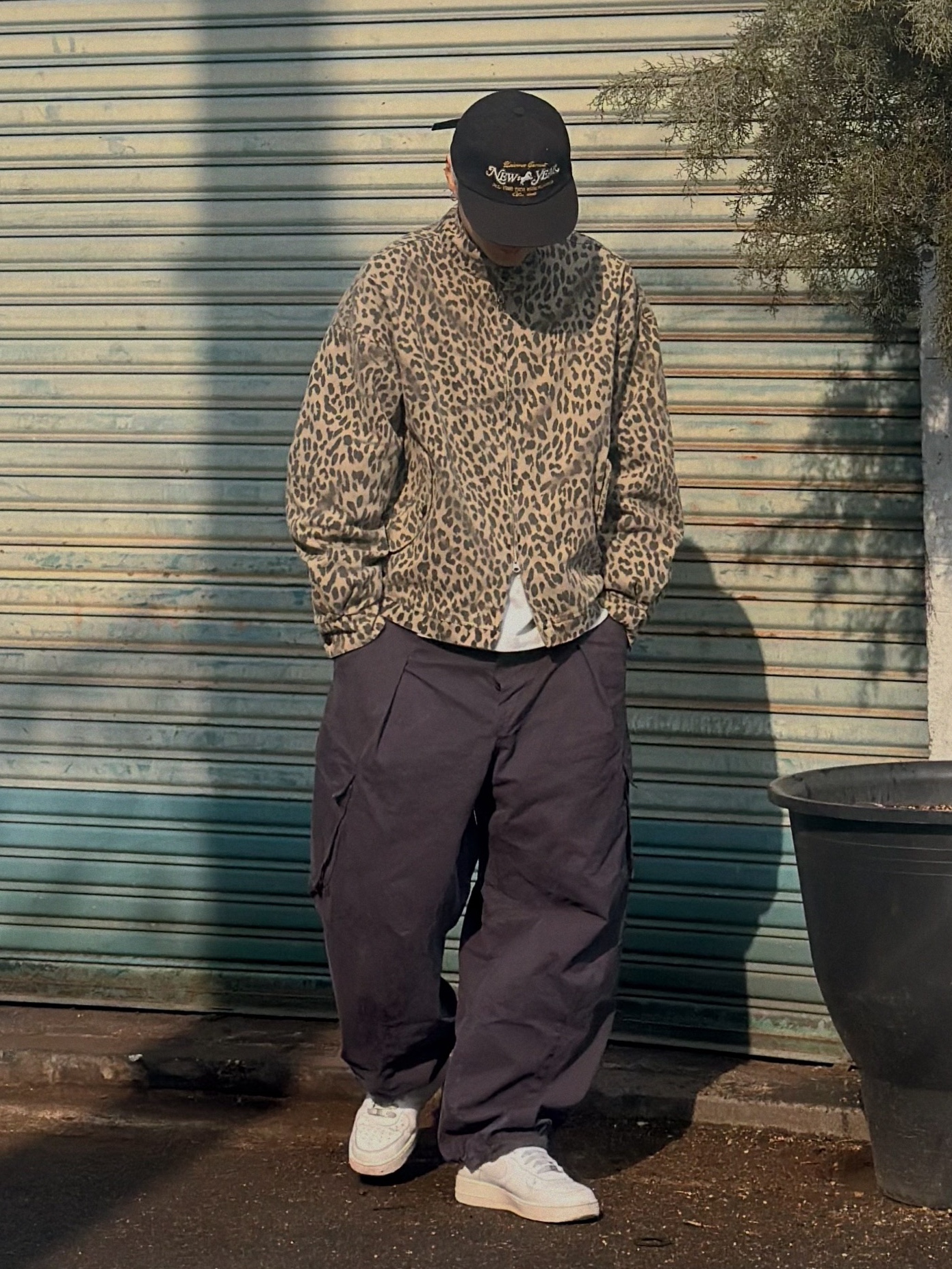 QT8 GARMENTS Washed Leopard Harrington Jacket Beige 착용 스타일 - 5
