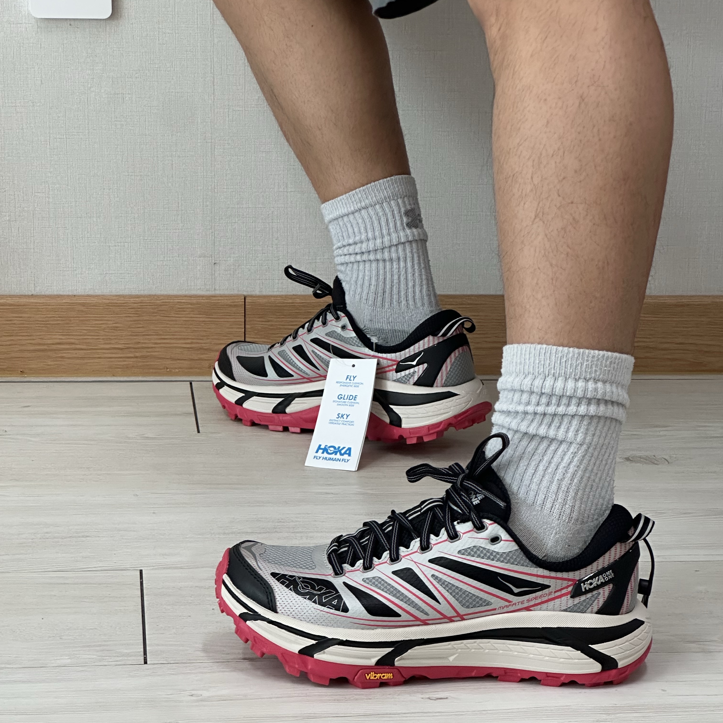 Hoka Mafate Speed 2 Galactic Grey Ruby Red 착용 스타일 - 2
