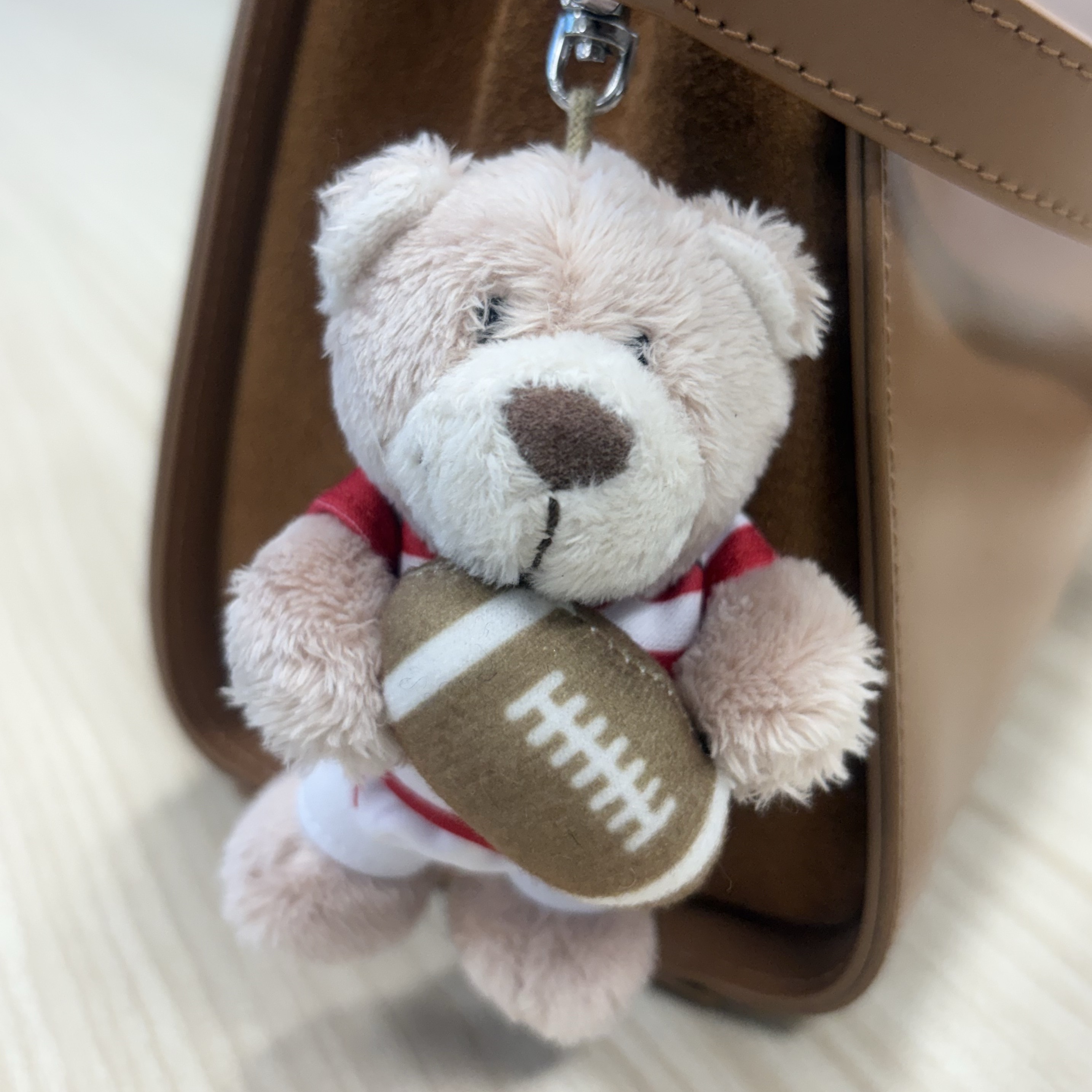 [KREAM 단독] NICI 10cm Bear with Rugby BB 착용 스타일