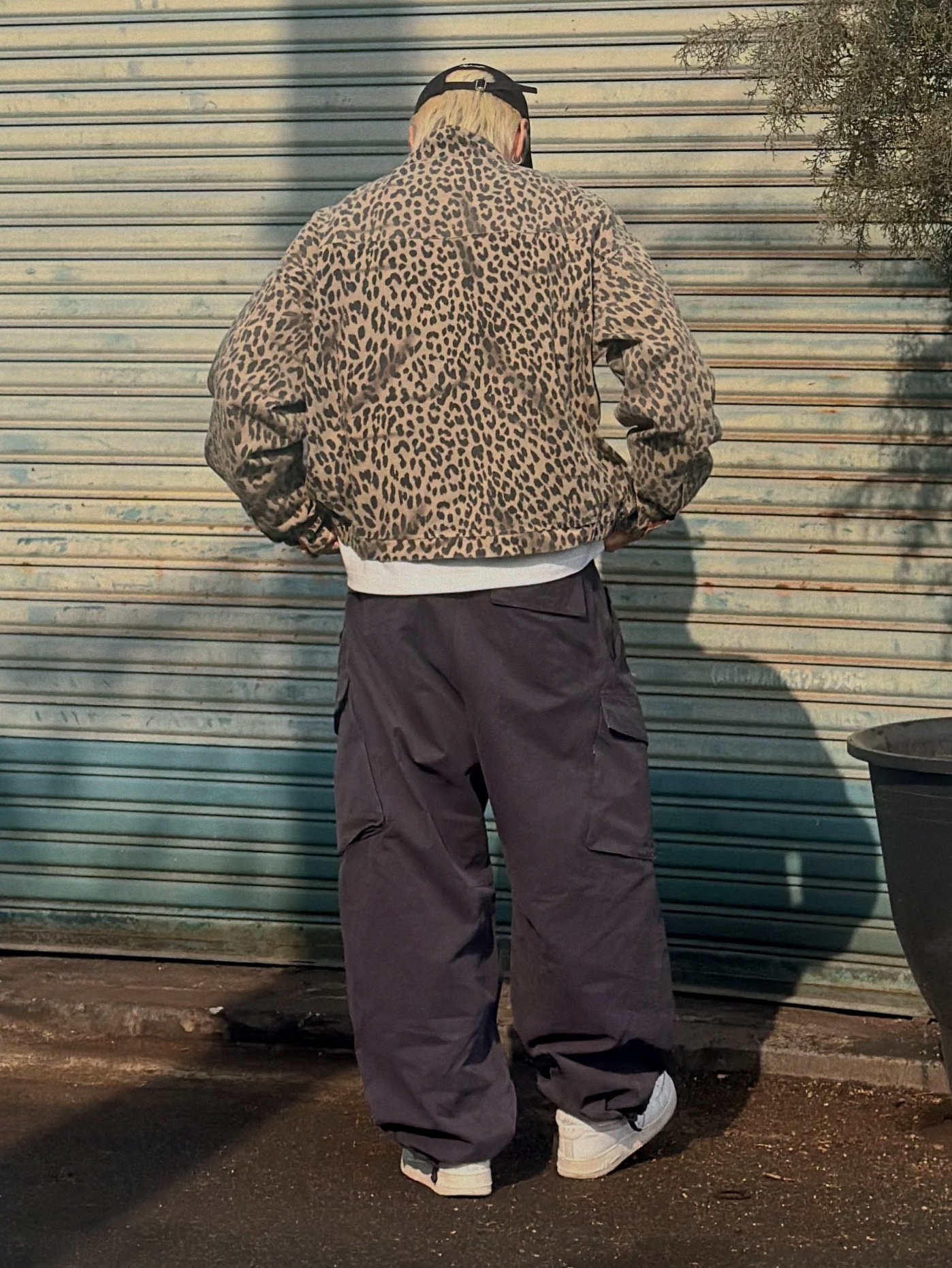 QT8 GARMENTS Washed Leopard Harrington Jacket Beige 착용 스타일 - 6