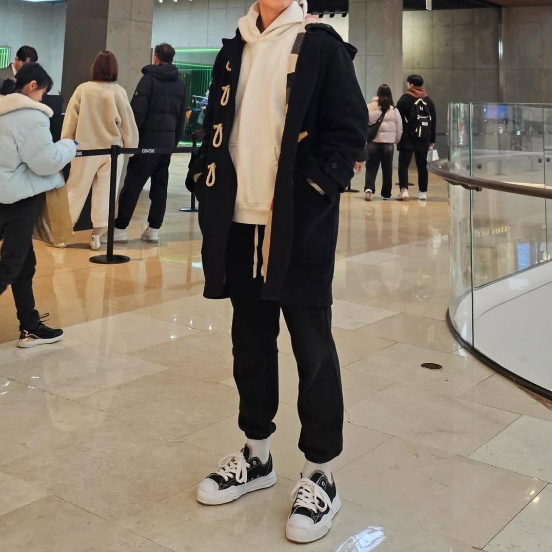 Maison Mihara Yasuhiro Hank OG Sole Canvas Low-top Sneakers Black, Burberry Wool Duffle Coat Black 착용 스타일