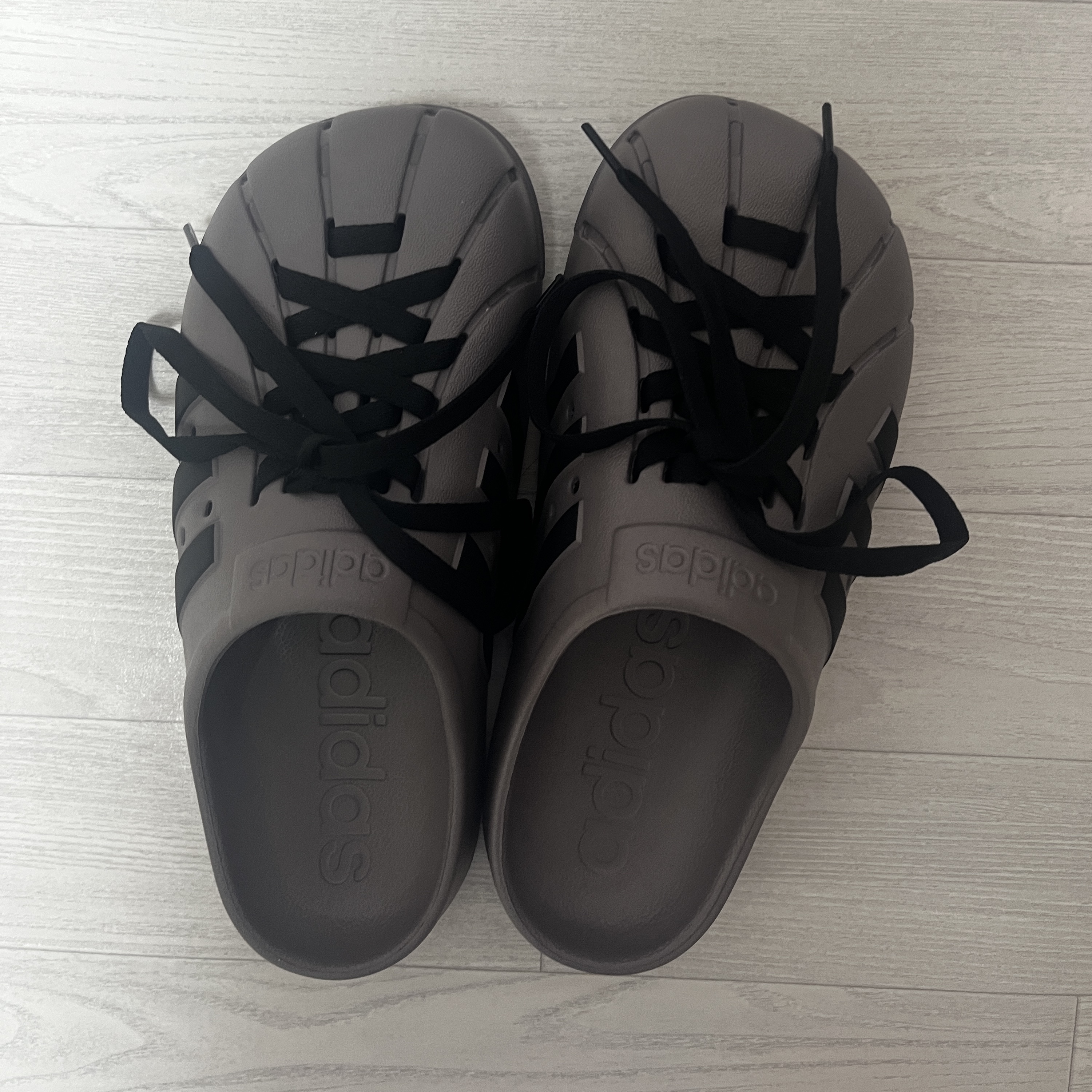 Adidas Adilette Clogs Taupe Oxide Core Black 착용 스타일
