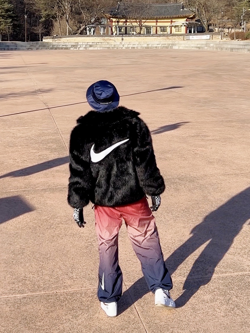 Supreme x Nike Dazzle Crusher Navy - 24SS, (W) Nike x Ambush Reversible Faux-Fur Coat Black 착용 스타일