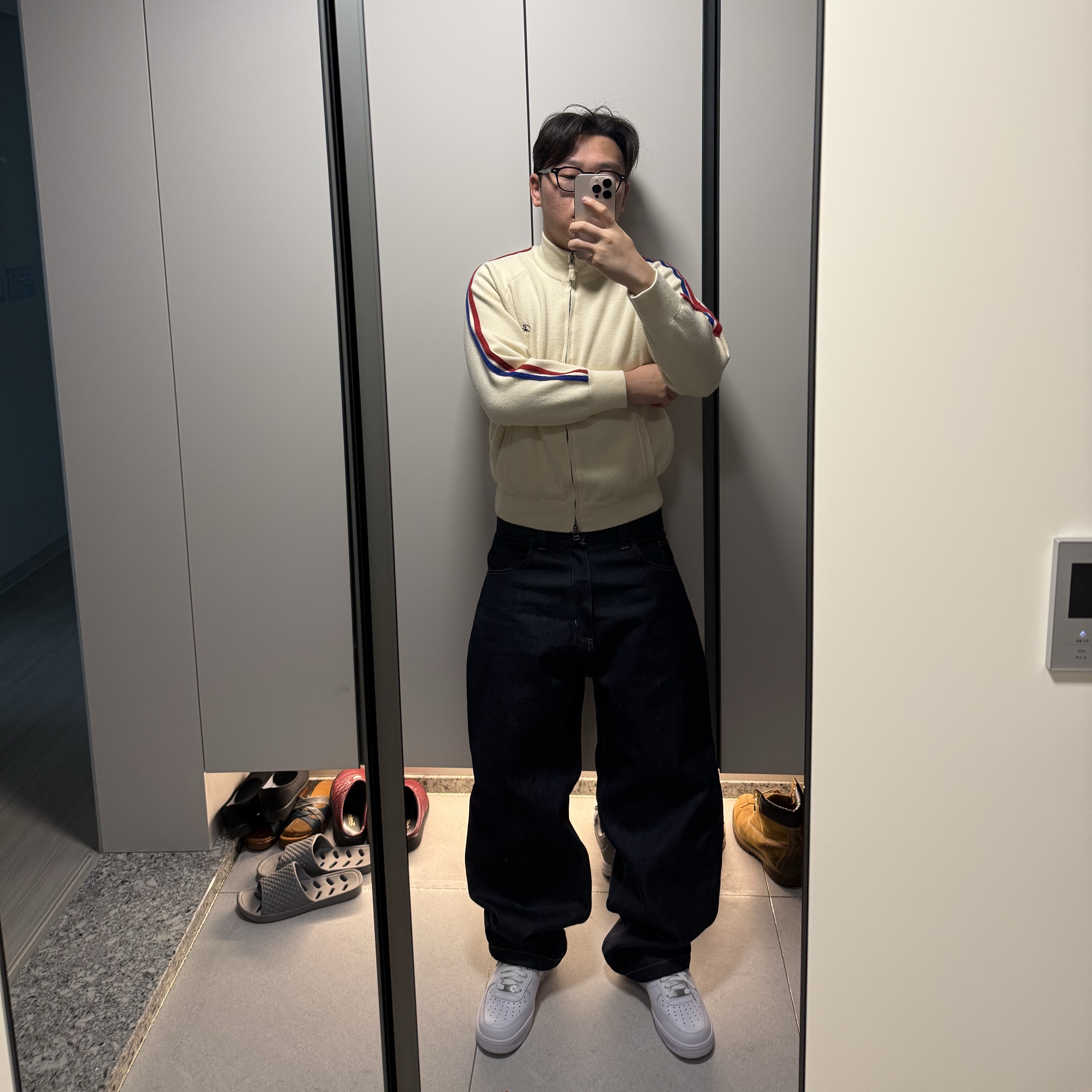 Corteiz VVS Knit Zip Cream, Carhartt WIP Brandon Pants Blue Rigid 착용 스타일