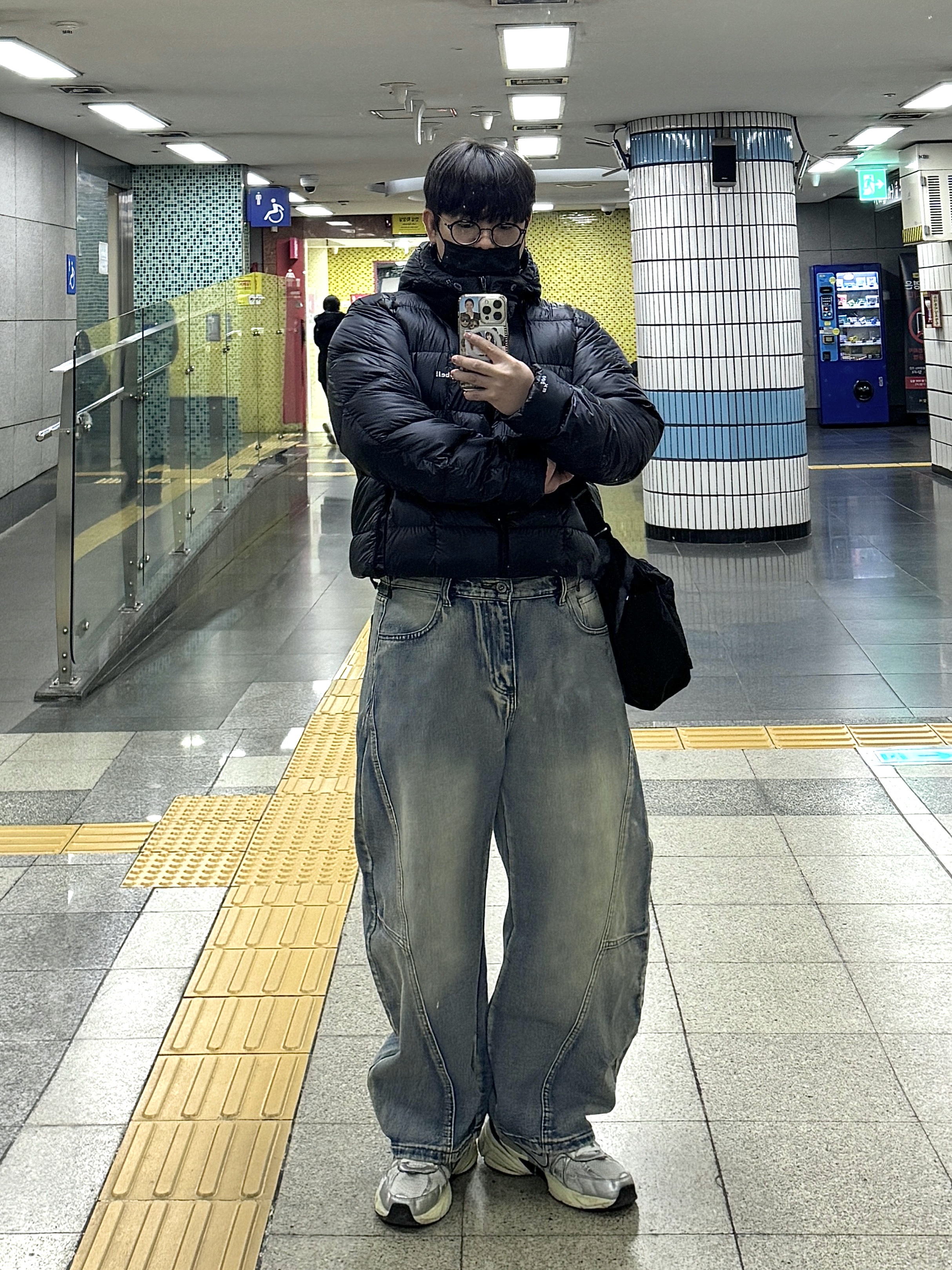 Montbell Superior Down Parka Black, Nike V2K Run Summit White Metallic Silver 착용 스타일