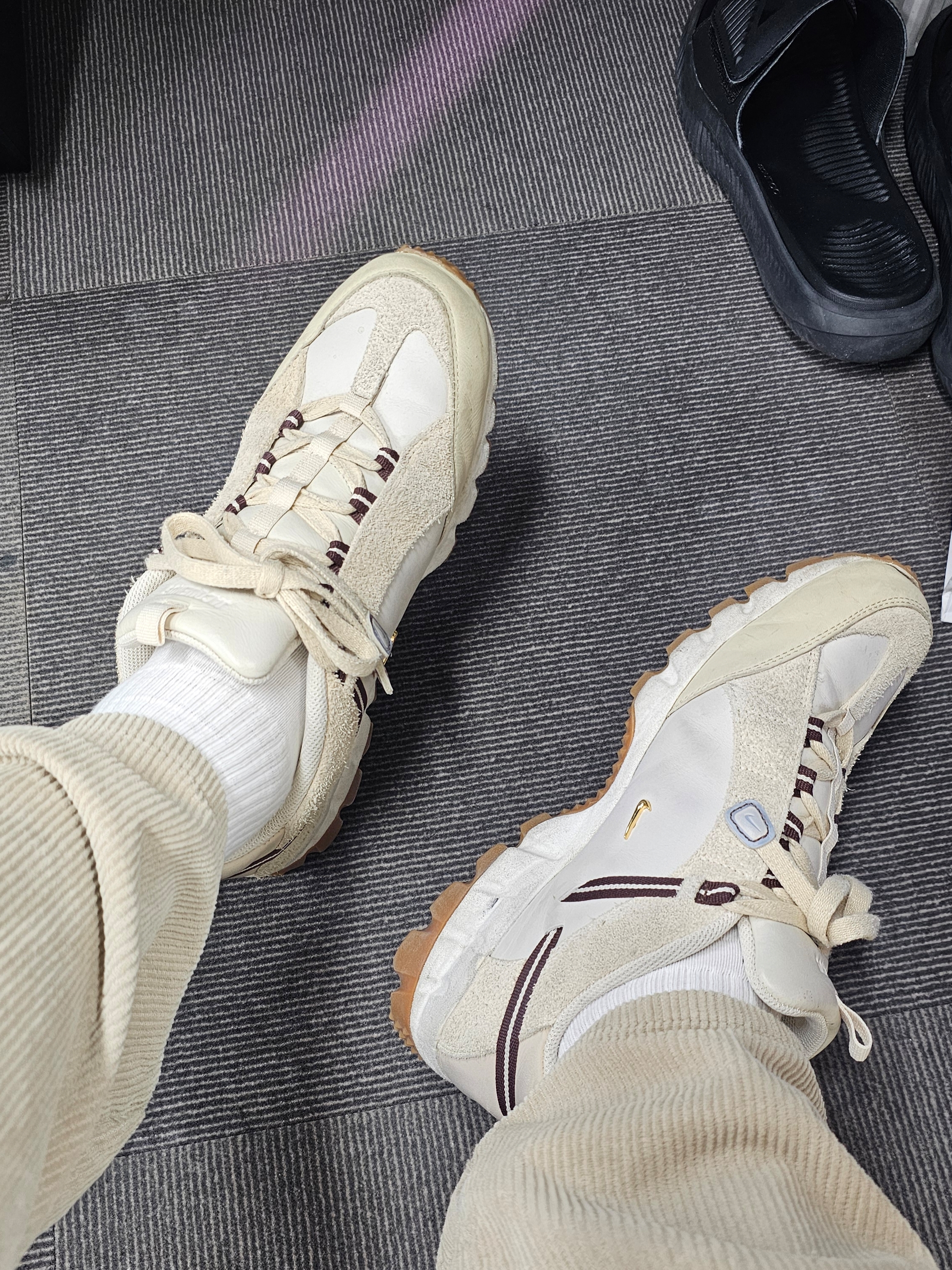 Nike x Jacquemus Air Humara LX Light Bone and Gold 착용 스타일