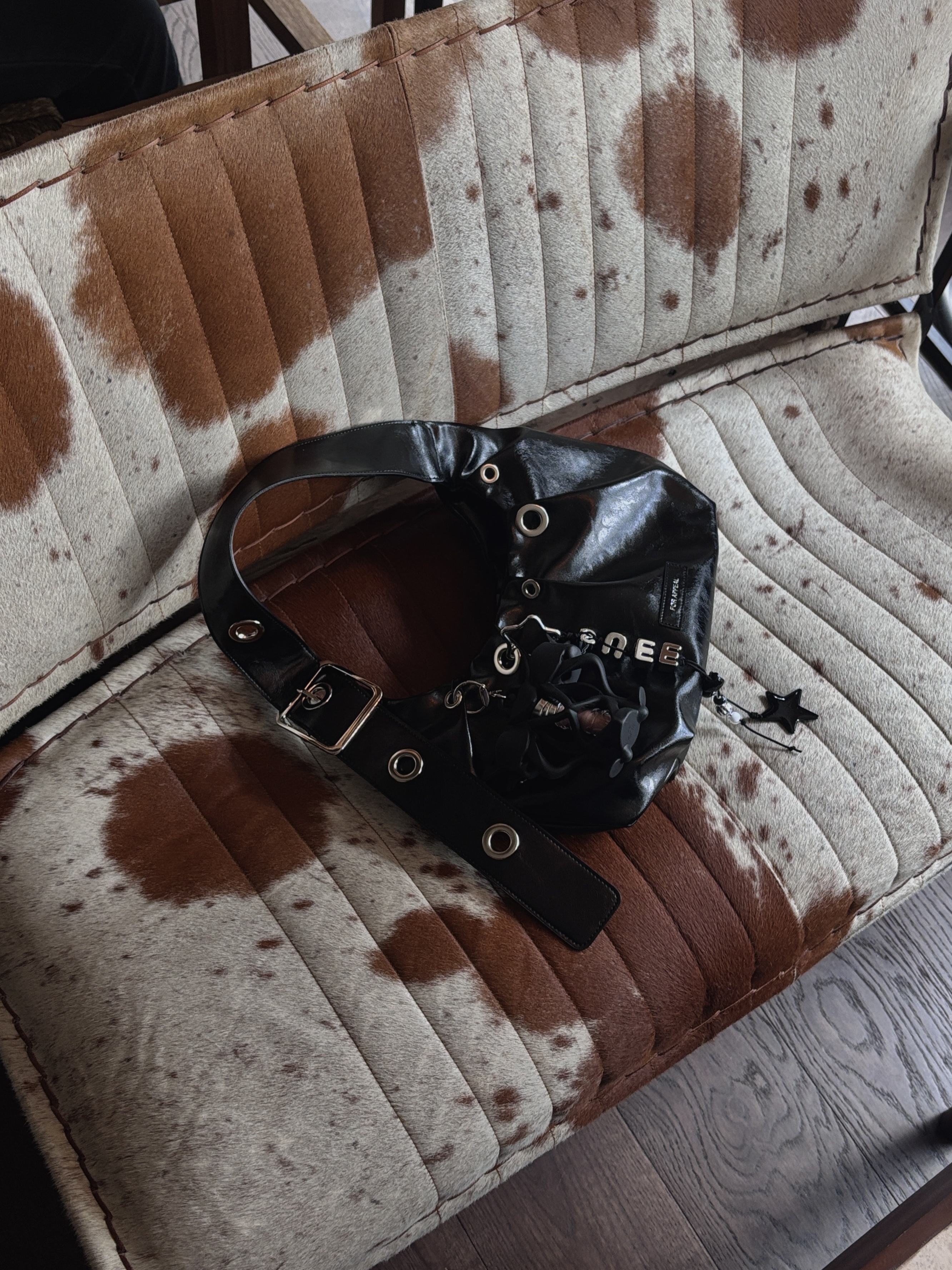 For Appeal Carry Light Hobo Bag  Black 착용 스타일 - 1