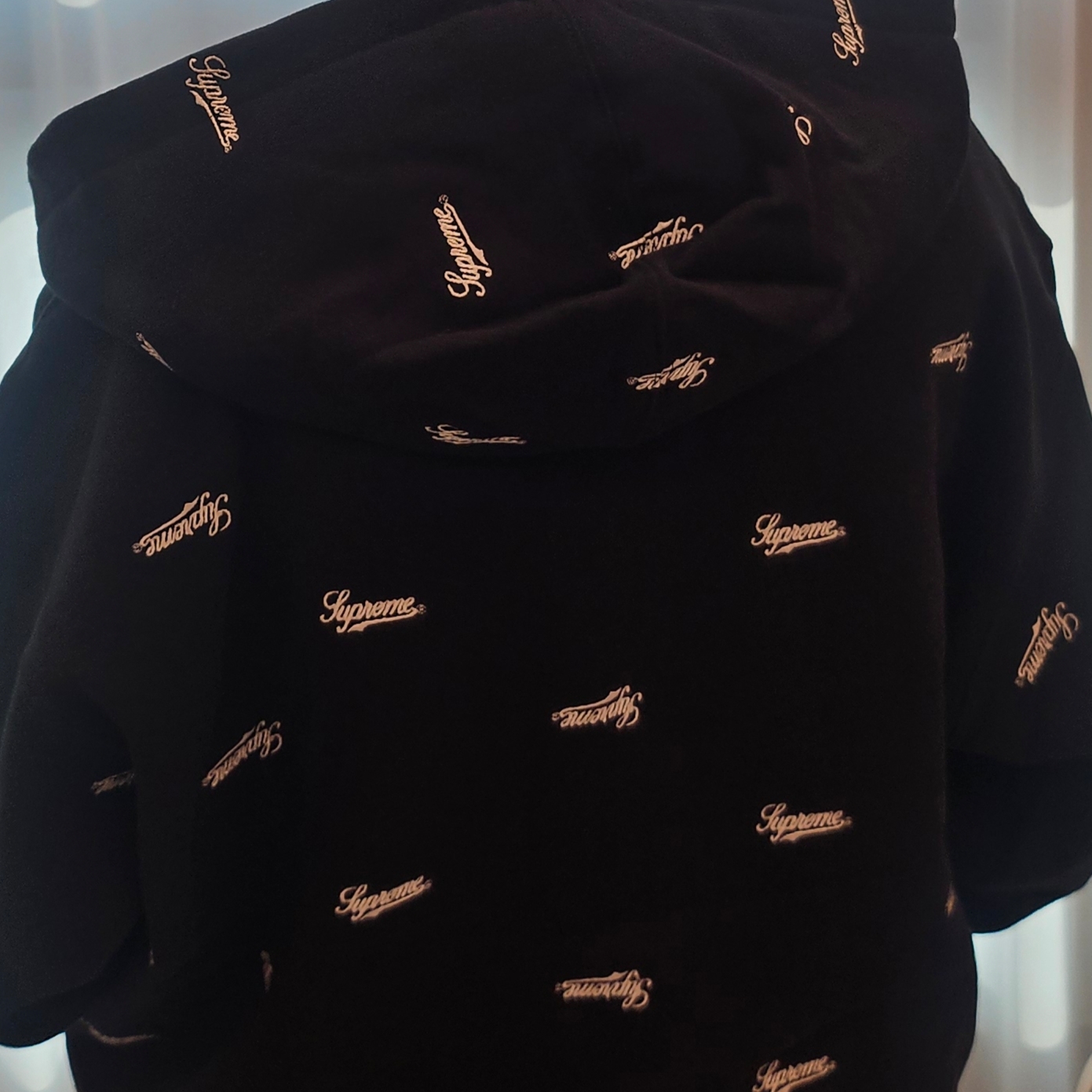 Supreme Repeat Script Zip Up Hooded Sweatshirt Black - 25FW, Supreme Repeat Script Zip Up Hooded Sweatshirt Red - 25FW 착용 스타일 - 2