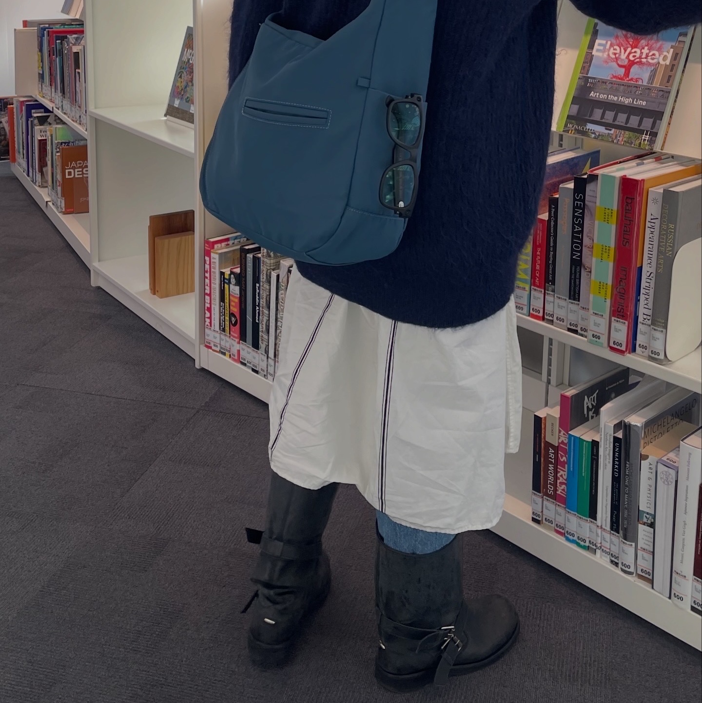 ACOC Panel Cross Bag_Blue 착용 스타일 - 2