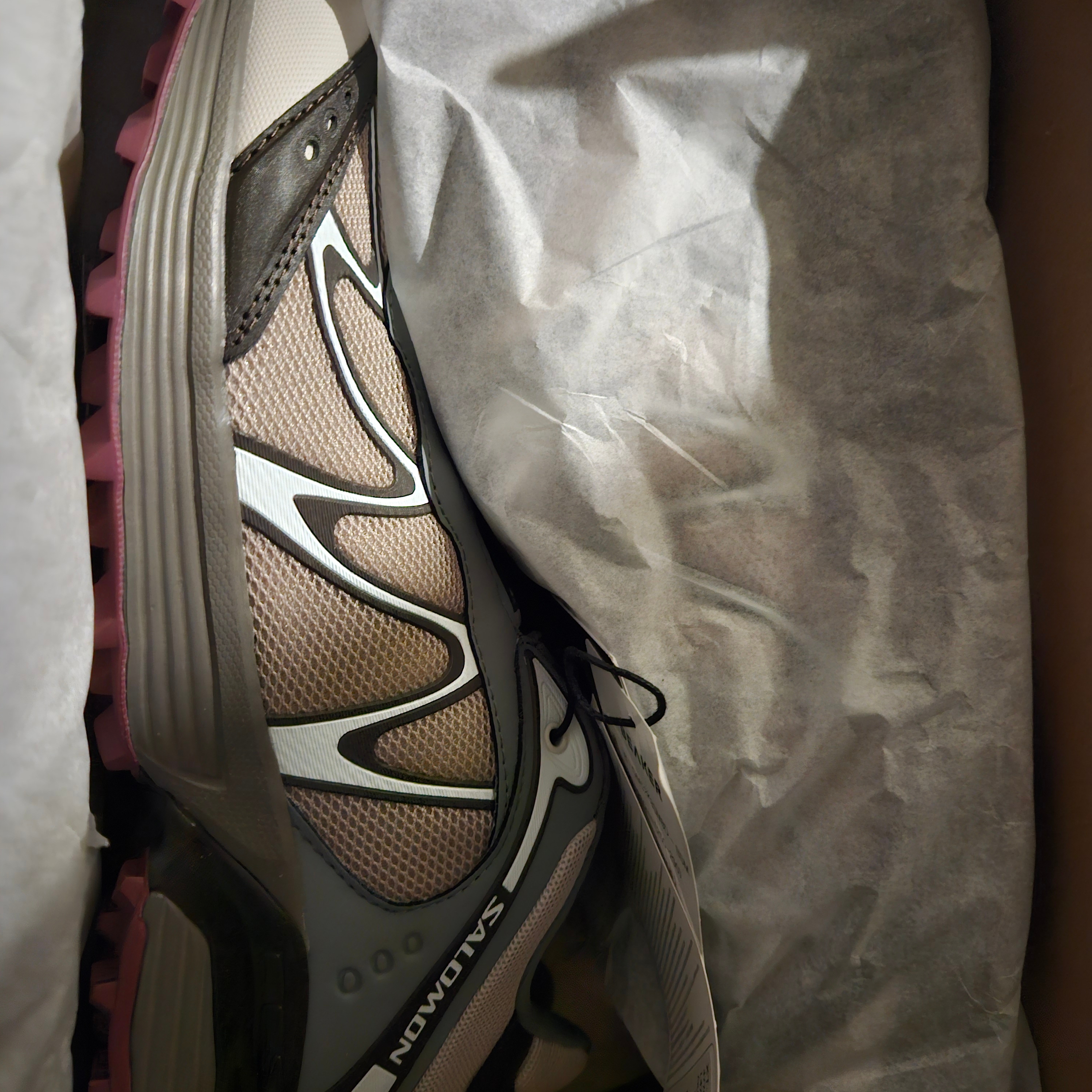Salomon XT-Whisper Oxford Tan Sedona Sage 착용 스타일