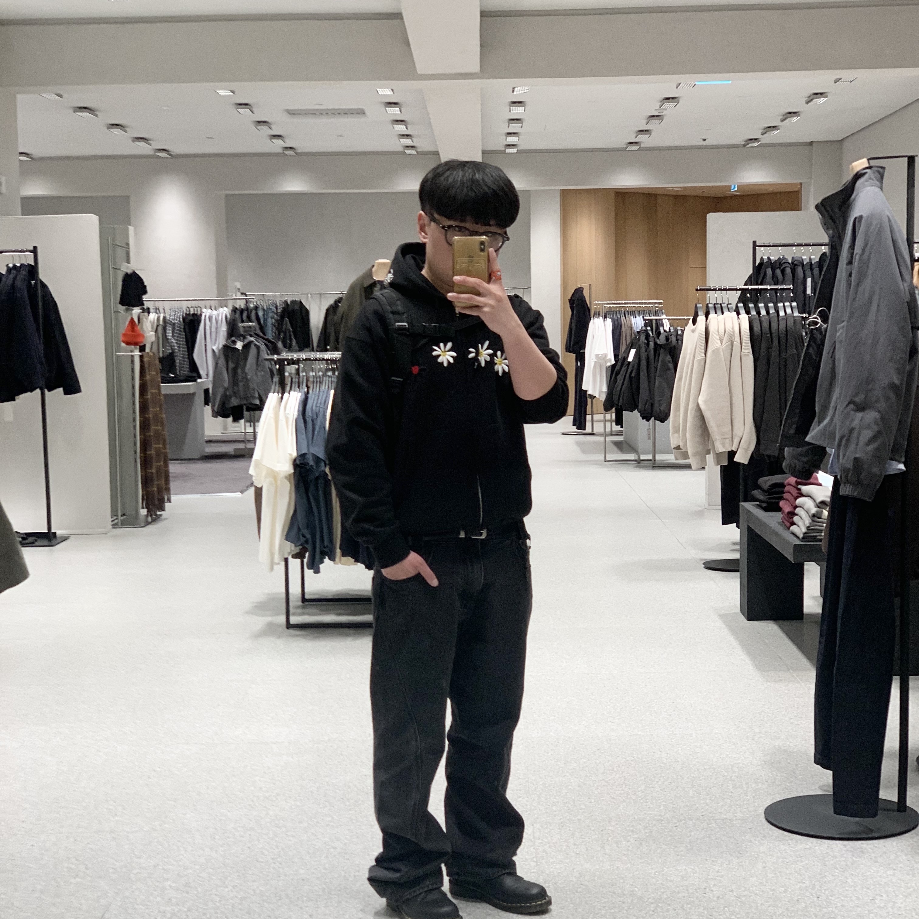 Labros Daisies Zip Up Hoodie Black, Mischief Rhombus Backpack Black 착용 스타일 - 1