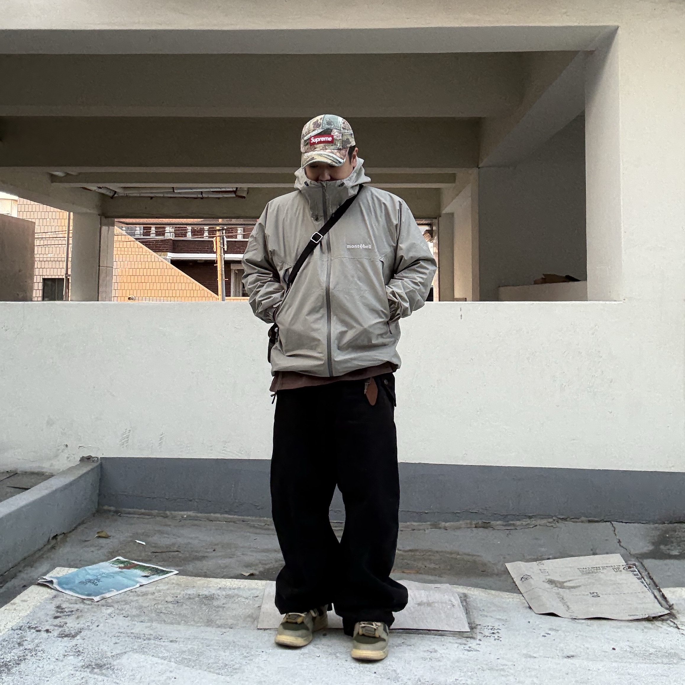 Montbell x Khakis SE Storm Cruiser Jacket Mist Grey, BAPE College L/S T-Shirt Brown 착용 스타일 - 1