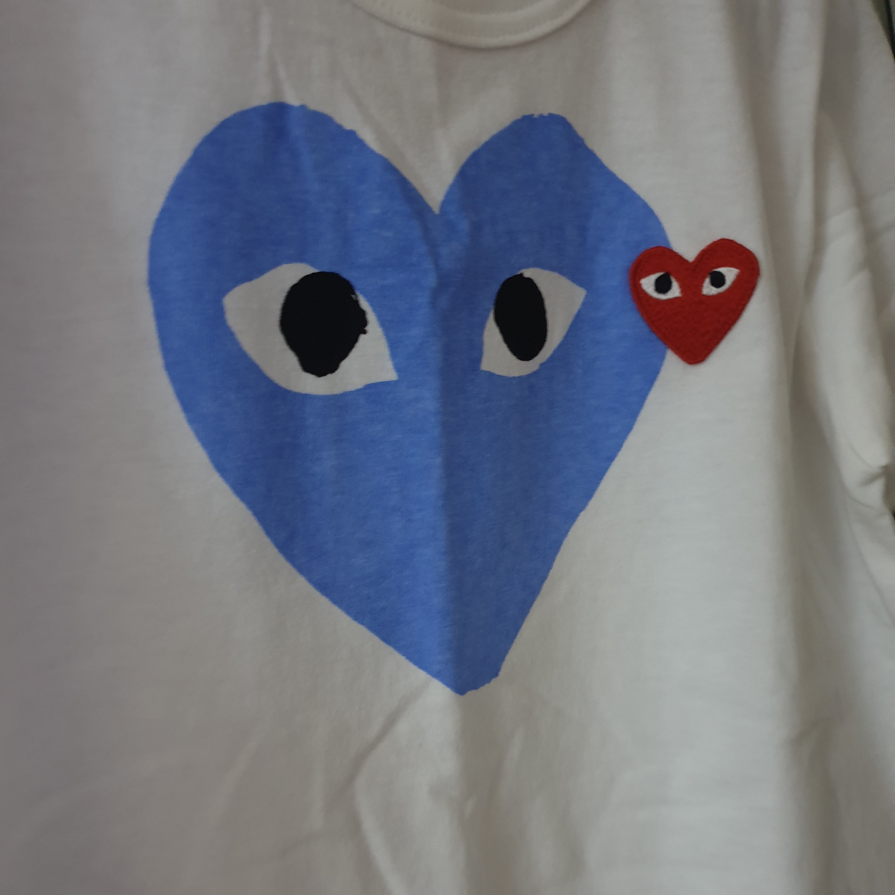 Play Comme des Garcons Red Heart Printed Blue Heart T-Shirt White 착용 스타일