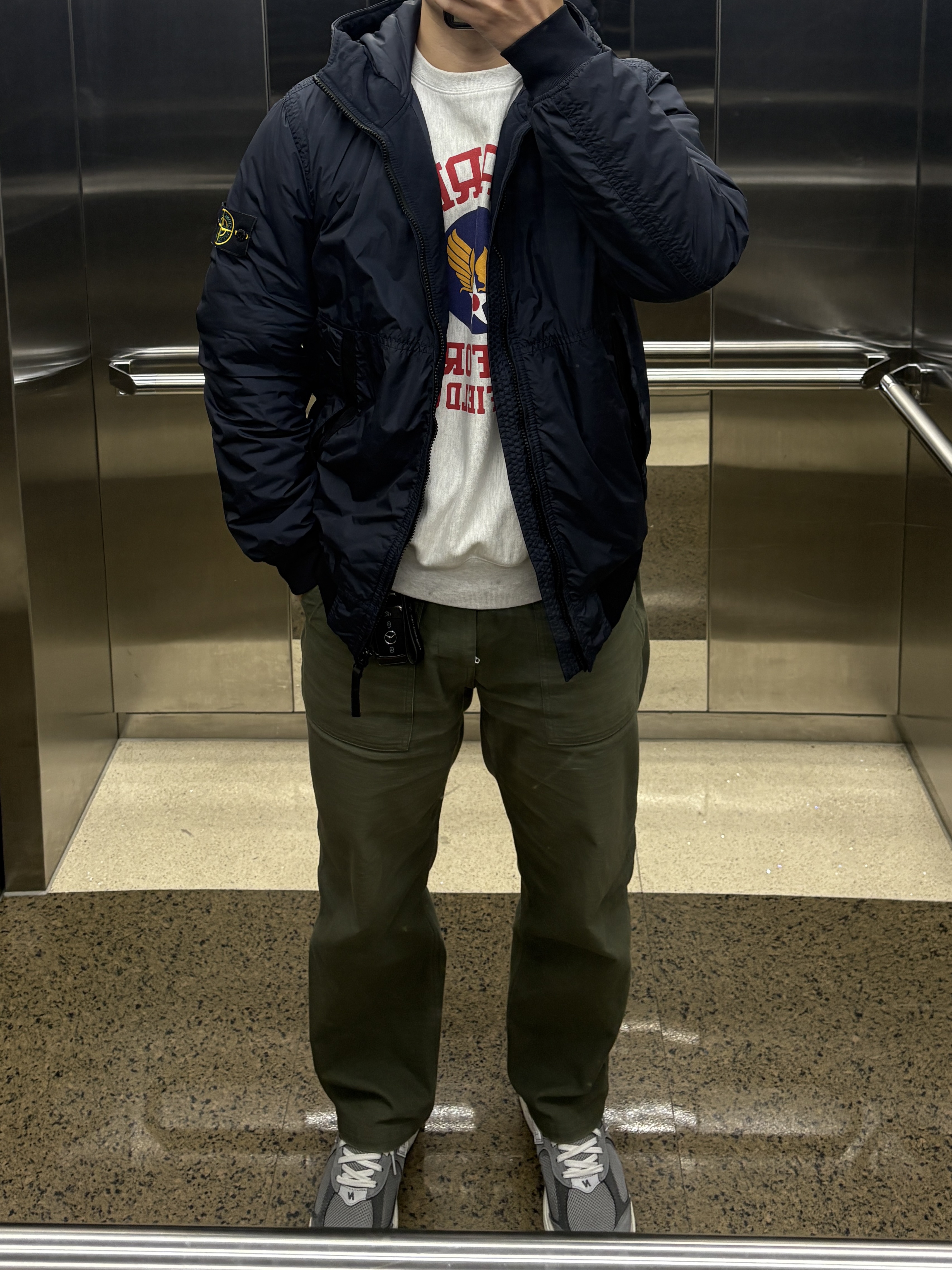 Stone Island 40823 Garment Dyed Crinkle Reps Recycled Nylon with Primaloft TC Jacket Navy Blue - 23FW, New Balance 2002R Premium Vintage Grey 착용 스타일