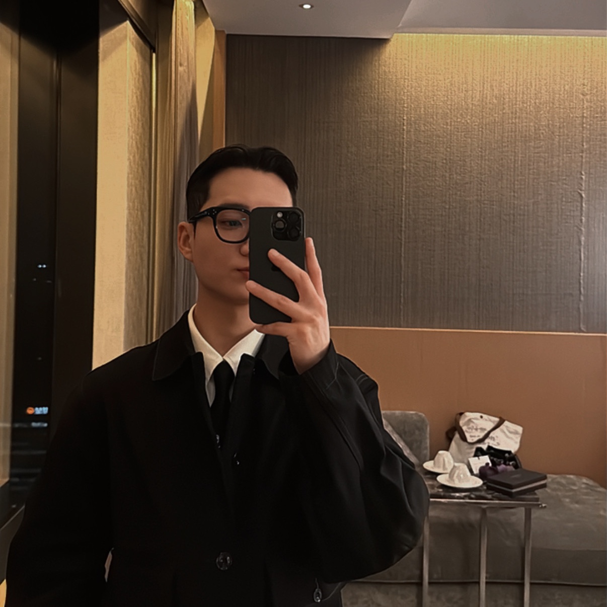 Prada Re-Nylon Gabardine Tie Black, Lemaire Boxy Jacket Heavy Denim Black 착용 스타일