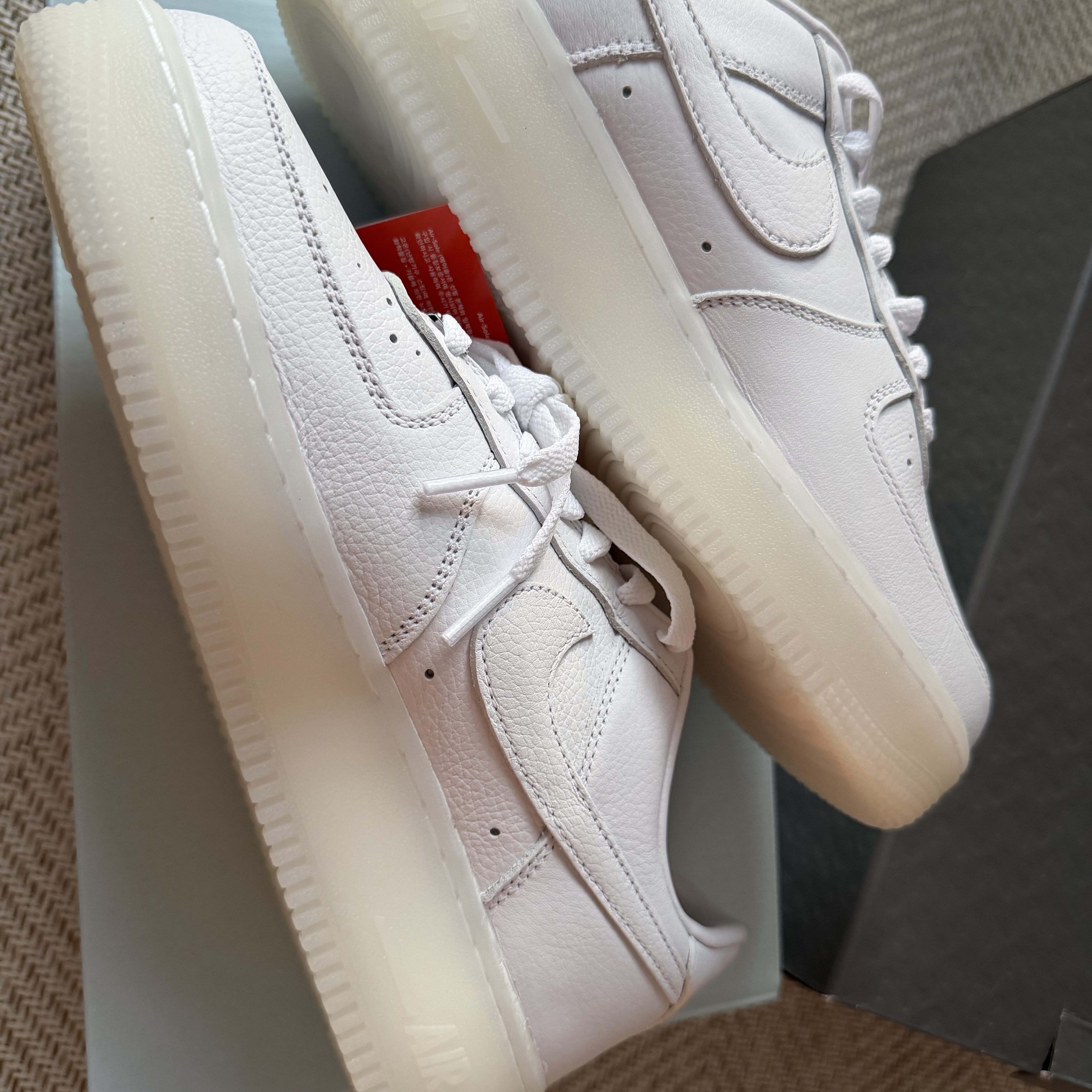Nike x Drake Nocta Air Force 1 Low SP Certified Lover Boy White Cobalt Tint 착용 스타일 - 5