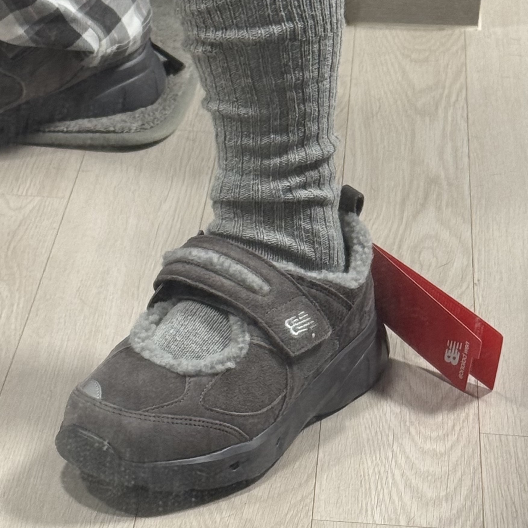 (W) New Balance Winter Breeze SD2205 Grey 착용 스타일 - 2