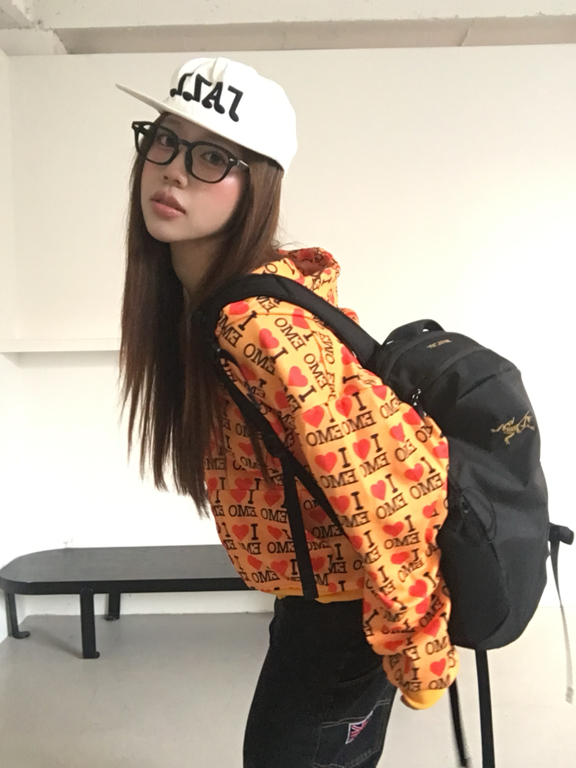 [KREAM 단독] Kikozy New Jazz Cap White, Arc'teryx Mantis 16 Backpack Black 착용 스타일
