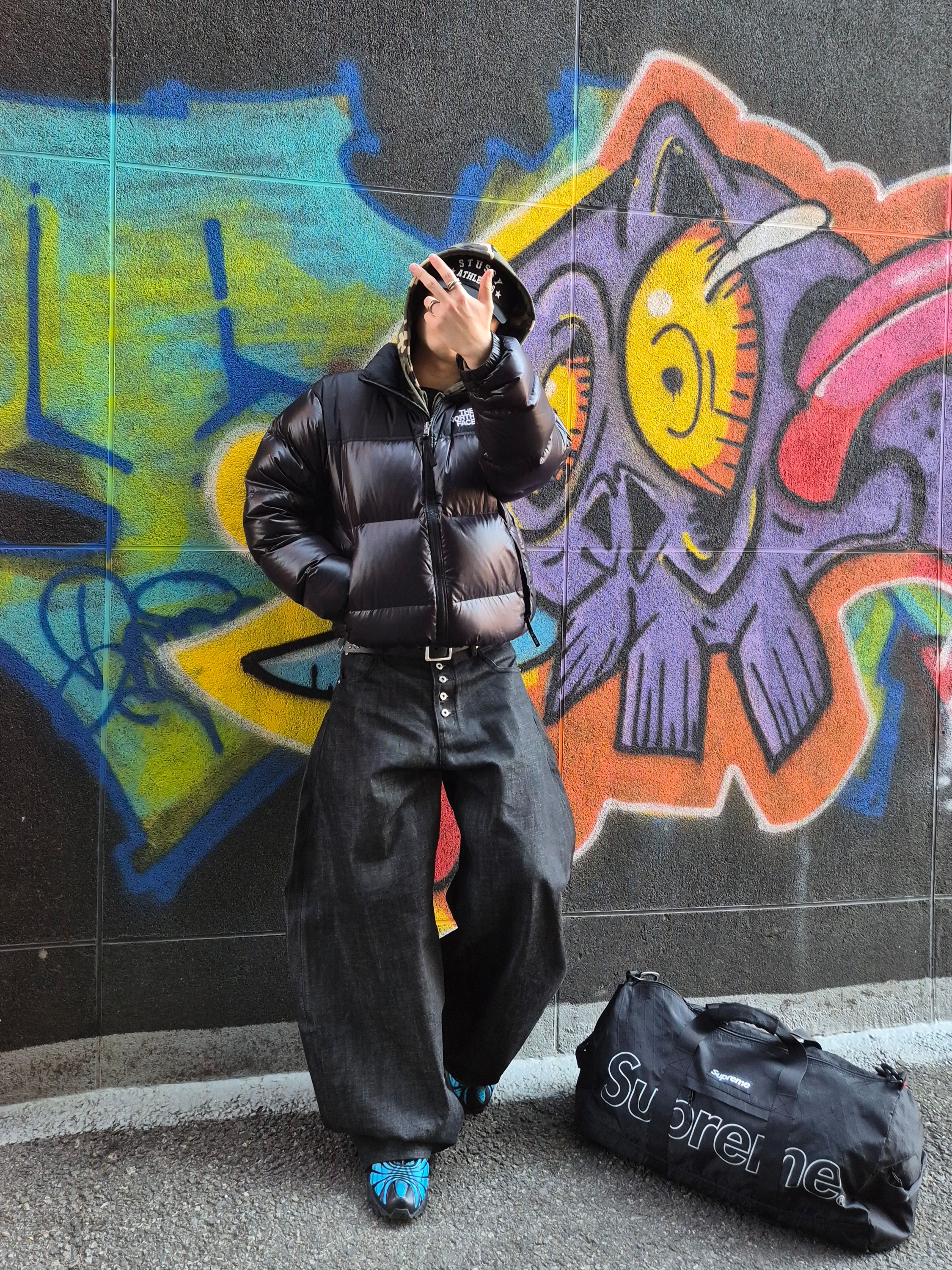 Supreme Duffle Bag Black - 18FW, Nike x Skepta Air Max Tailwind 5 Chrome Blue 착용 스타일 - 1