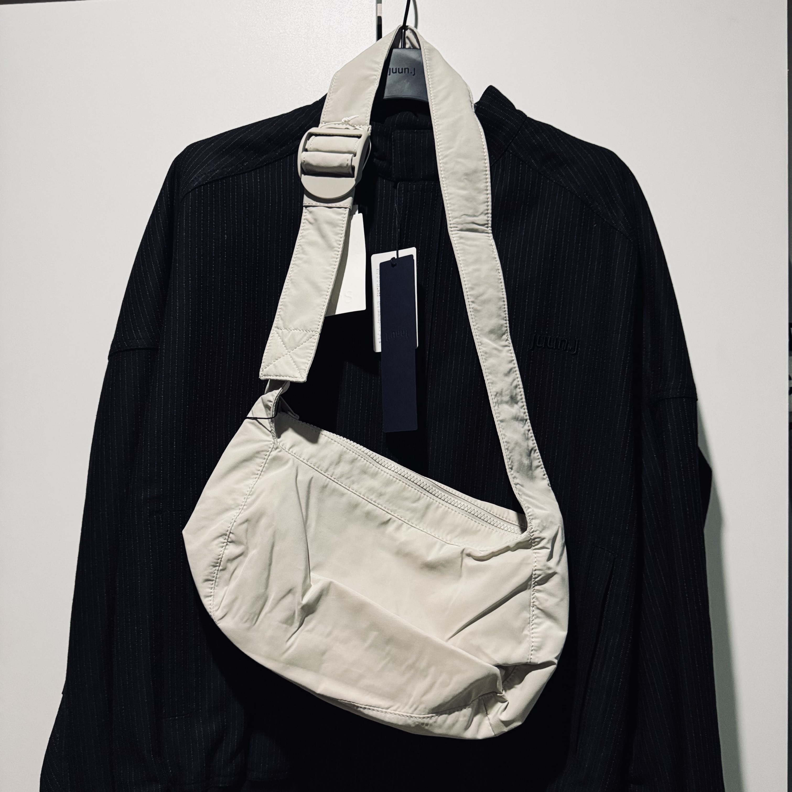 COS Nylon Crossbody Saddle Bag Light Grey Stone, Gentle Monster La Sola KC6 Green Brown 착용 스타일 - 1