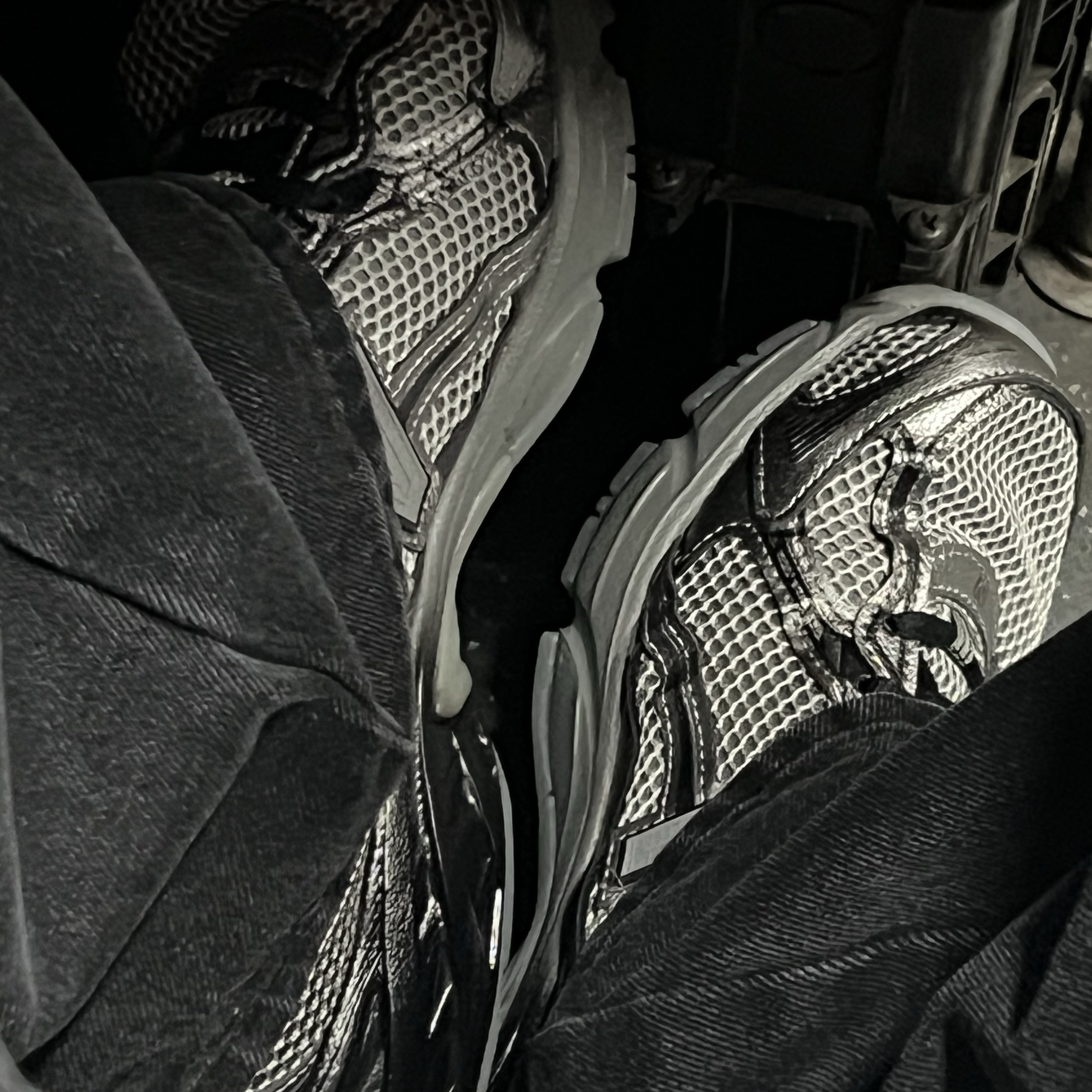 New Balance 740 Dark Silver Metallic 착용 스타일