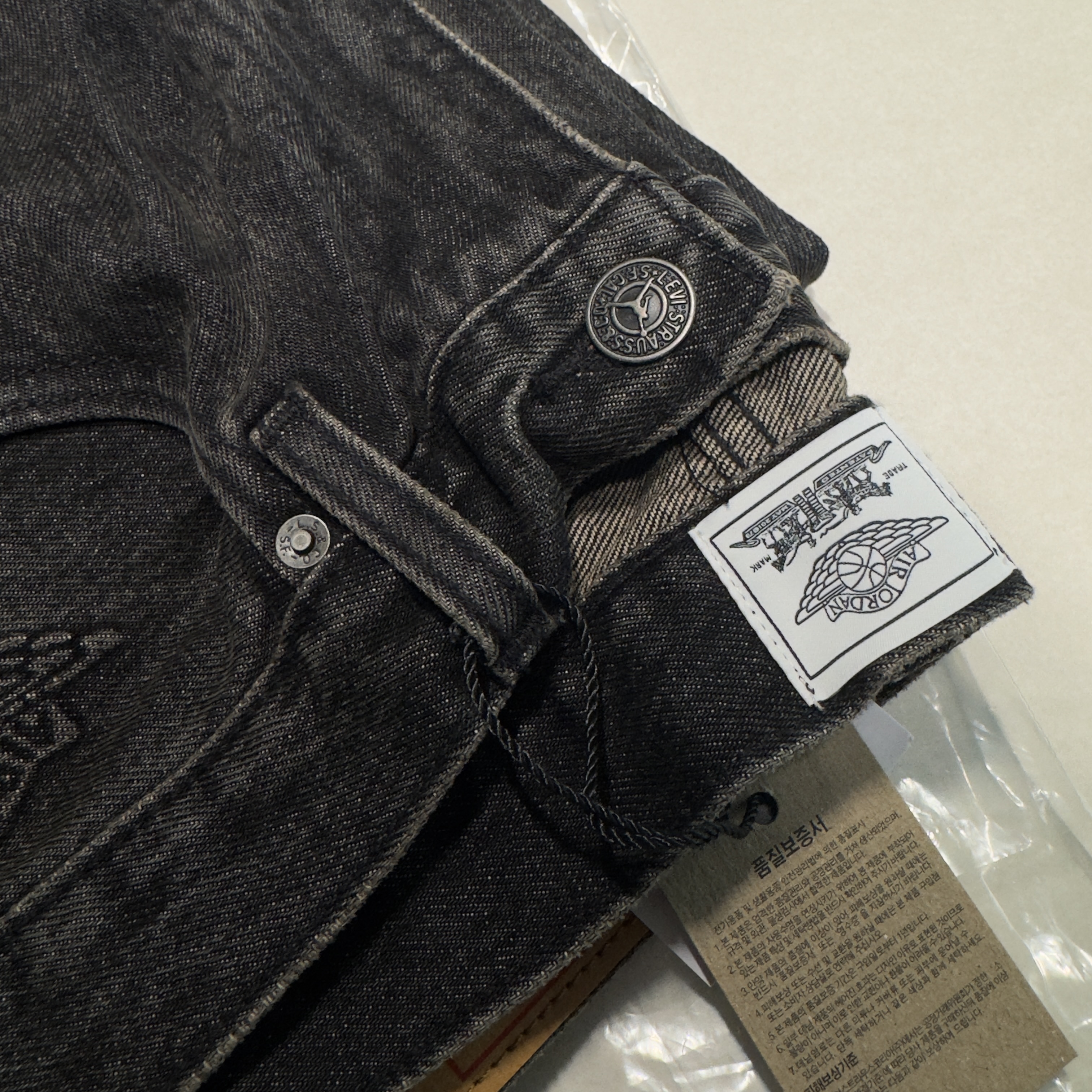 Levi's x Jordan Baggy Jean Black 착용 스타일 - 2