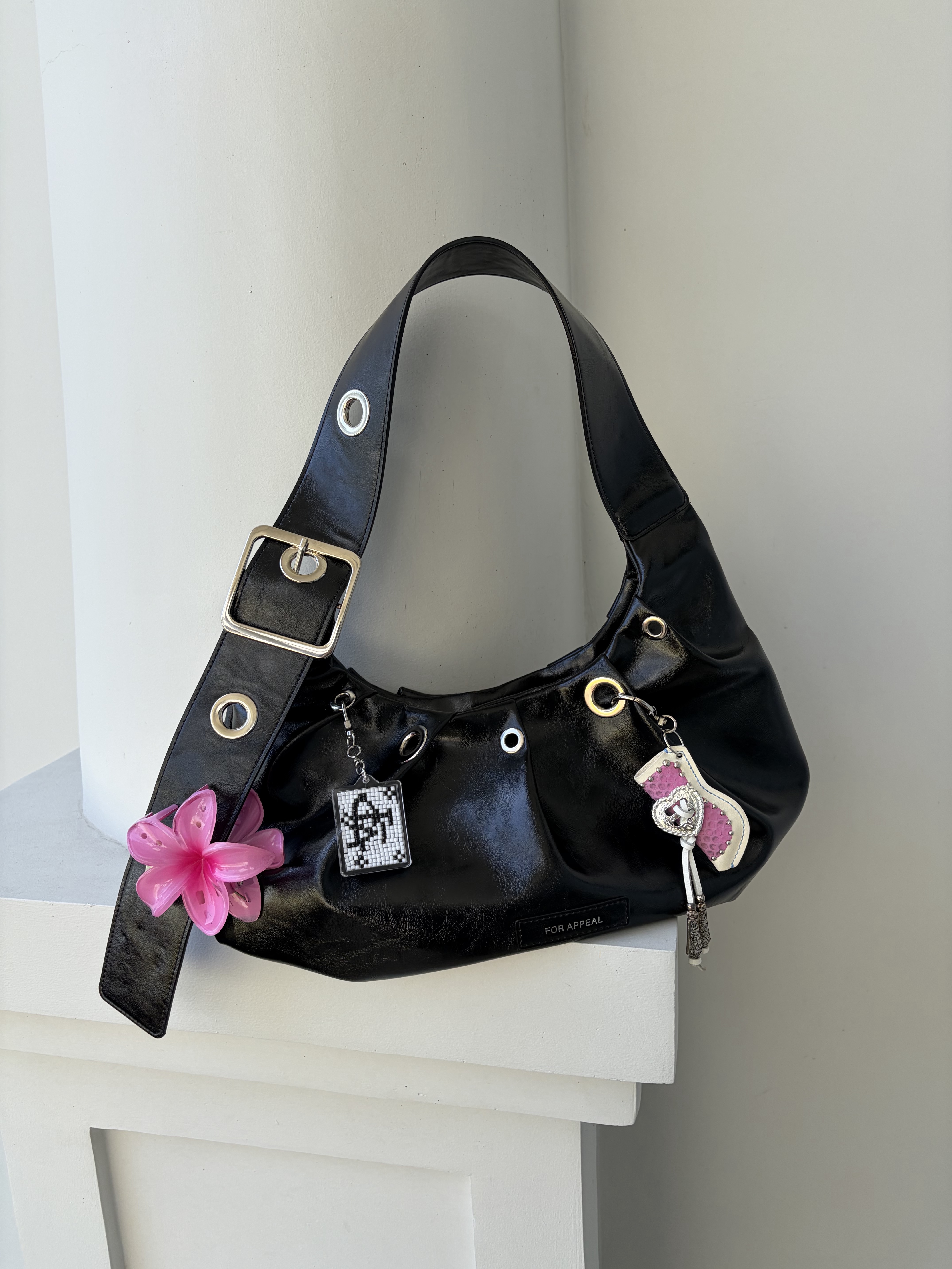 For Appeal Carry Light Hobo Bag  Black 착용 스타일