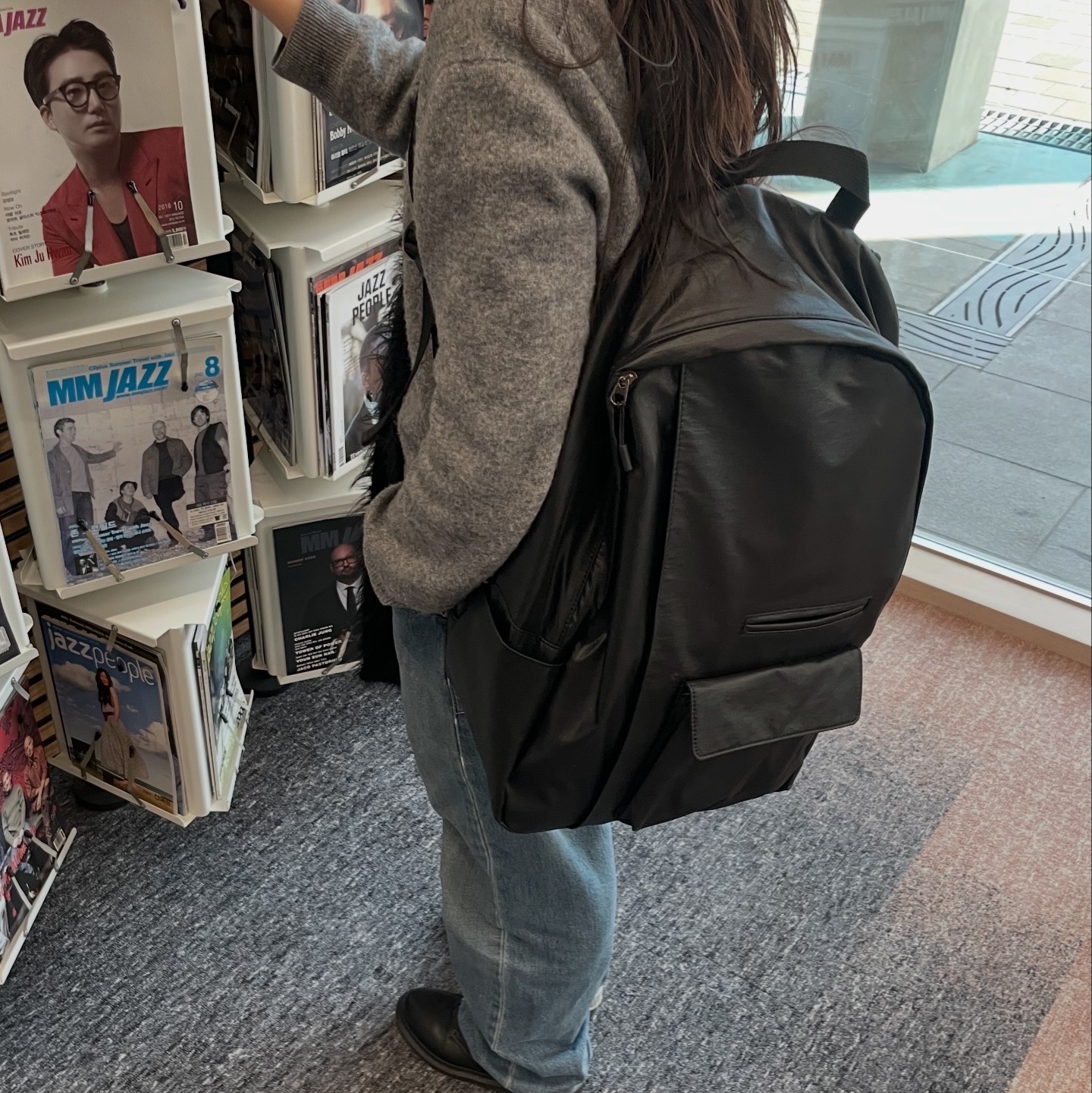ACOC Glossy Pocketer Backpack Black 착용 스타일 - 1